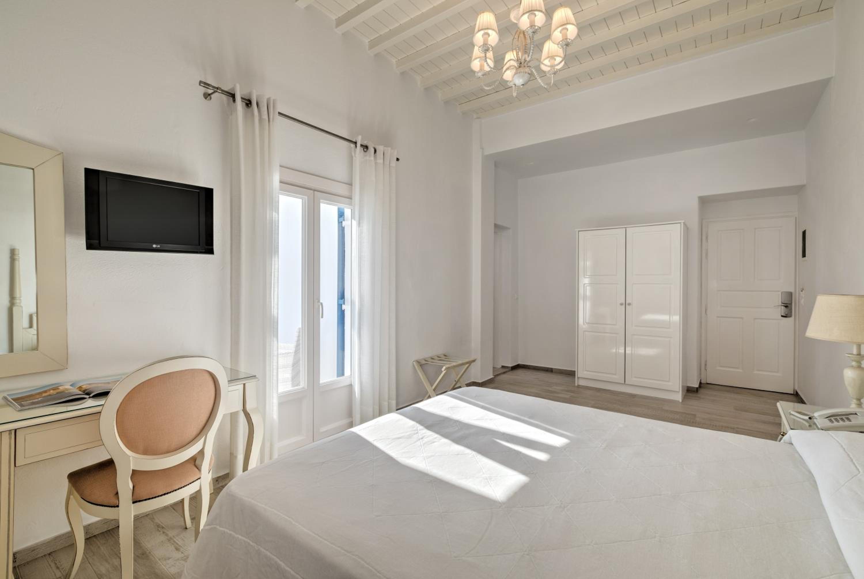 Double or Twin Room with Sea View - Photo 4