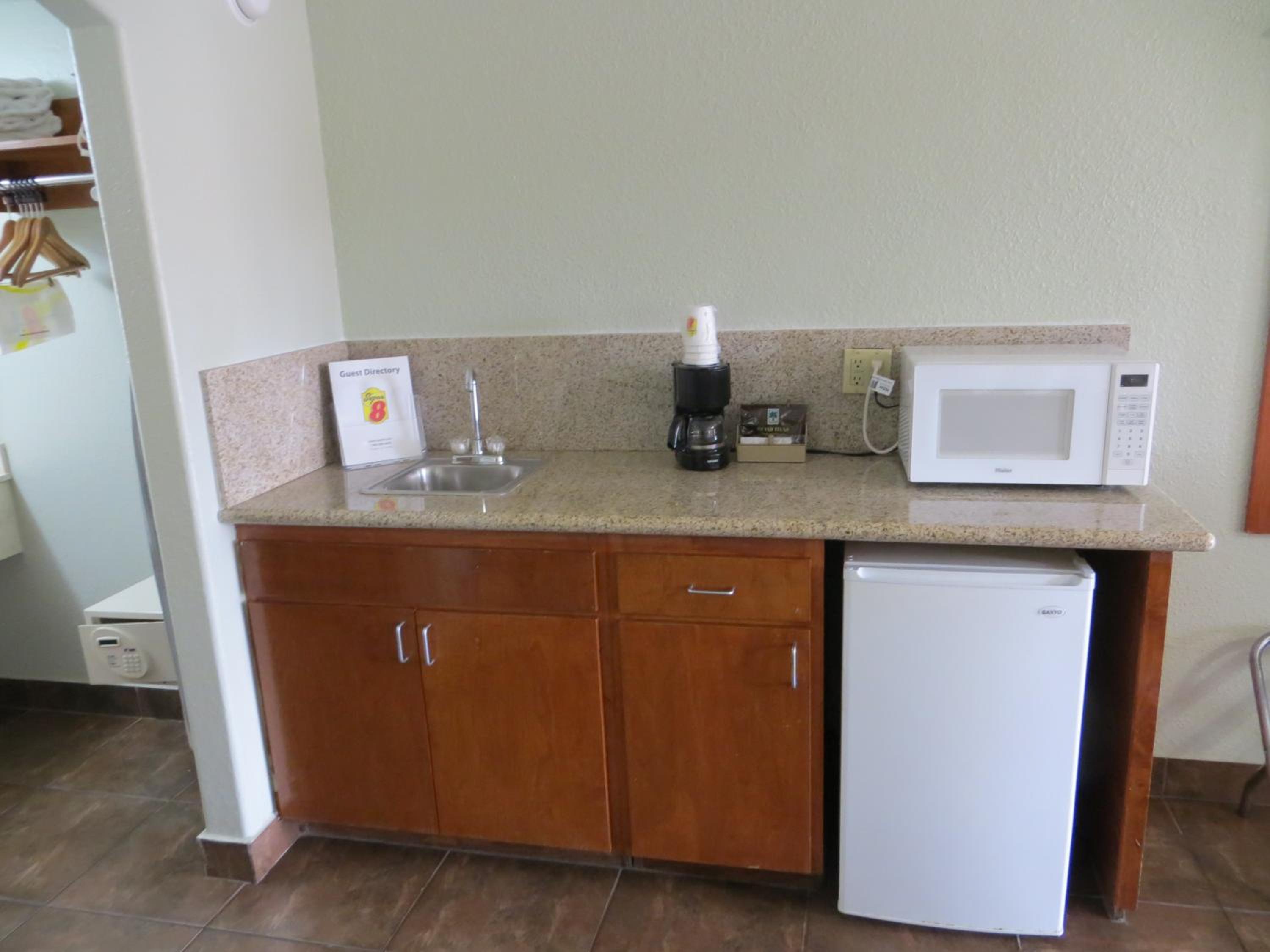 King Room with Kitchenette - Photo 5