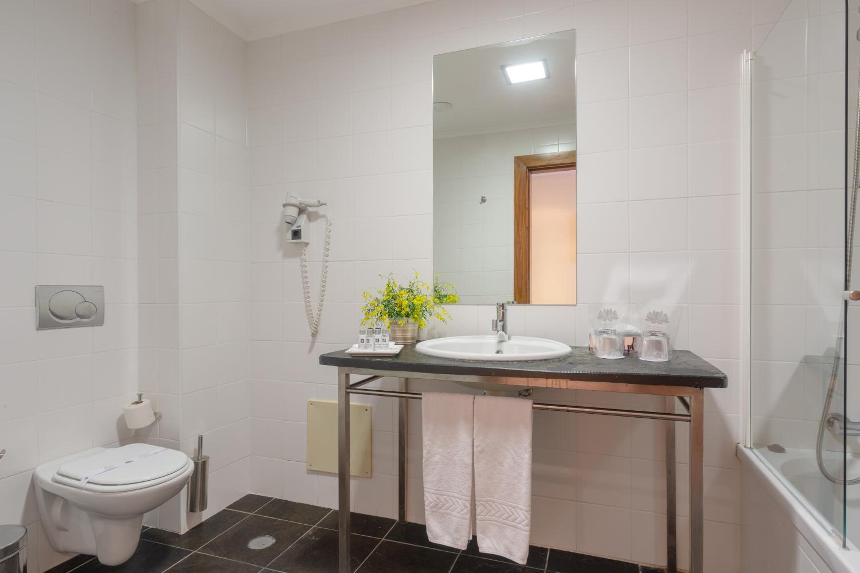 Standard Double or Twin Room - Photo 3