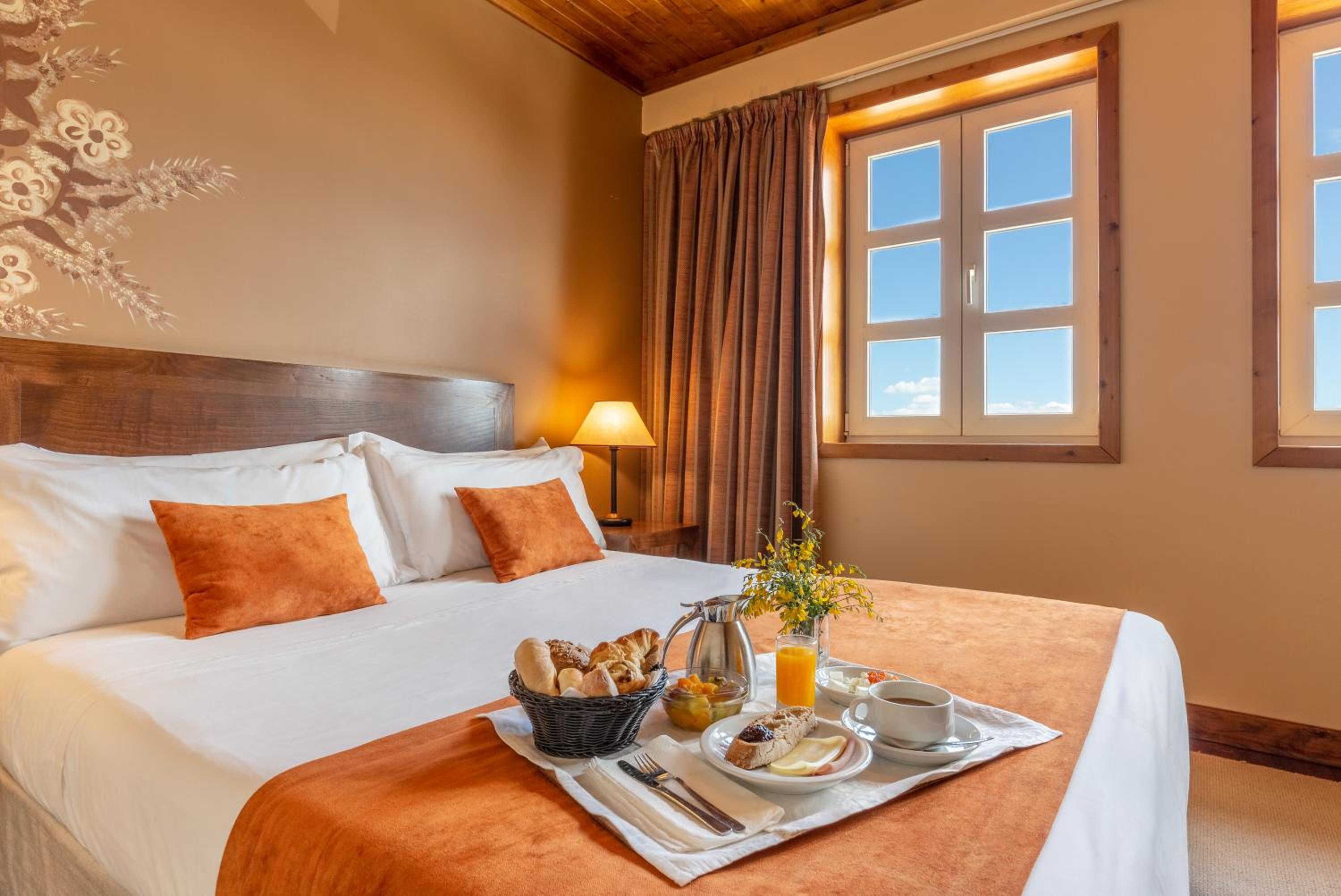 Plus Double or Twin Room (2 Adults + 1 Child) - Photo 1