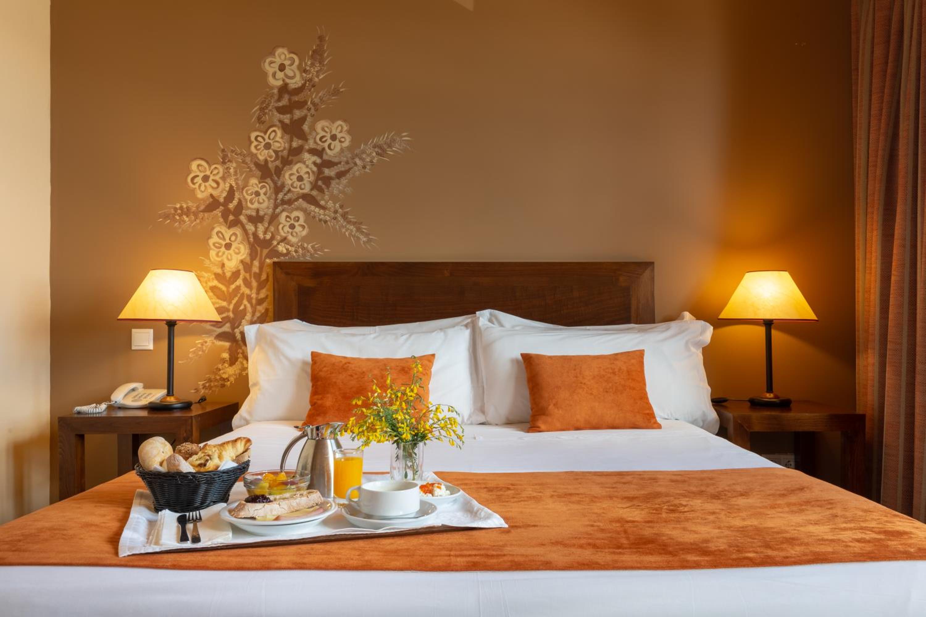 Plus Double or Twin Room (2 Adults + 1 Child) - Photo 9