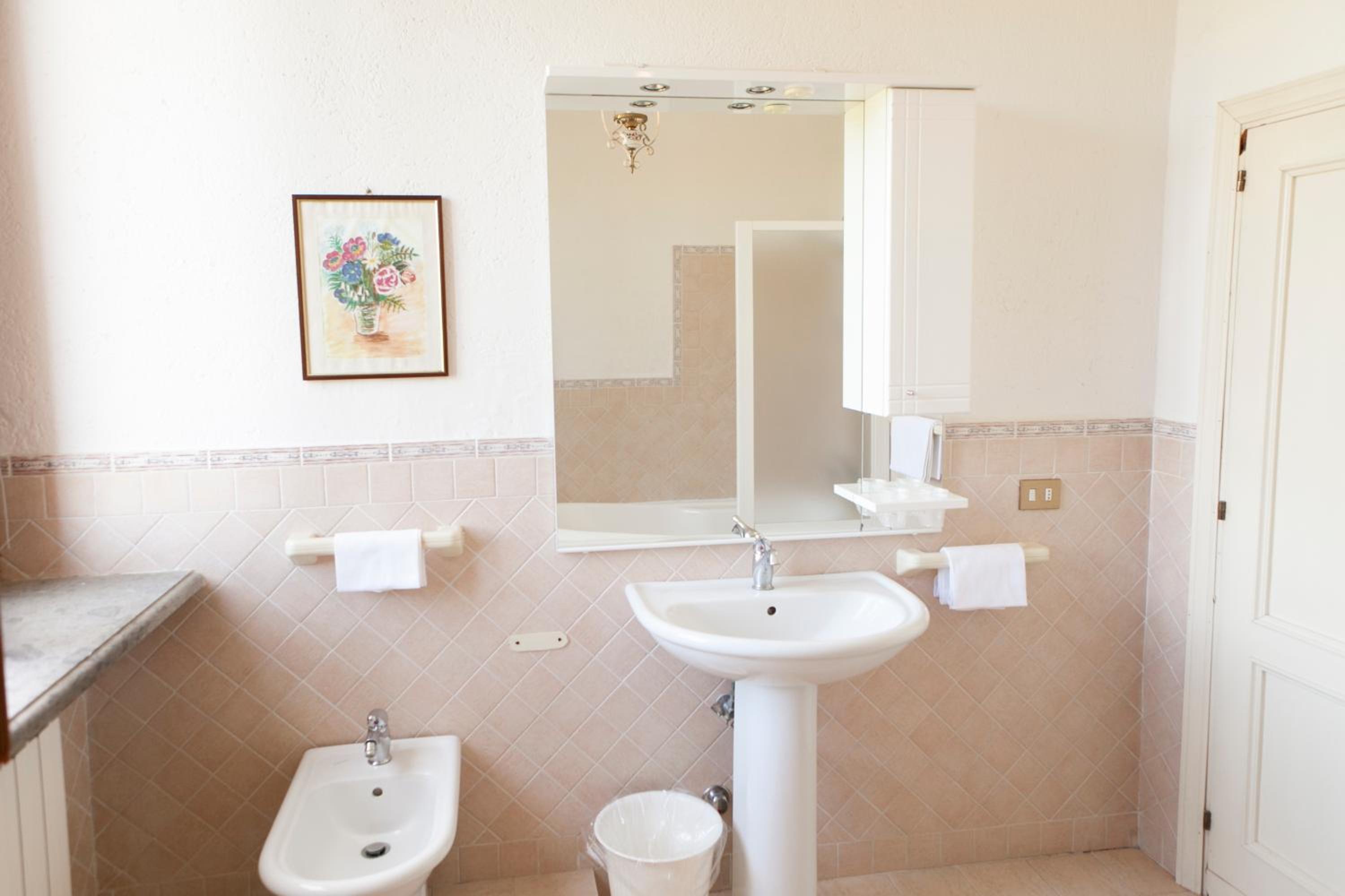 Double or Twin Room - Photo 7