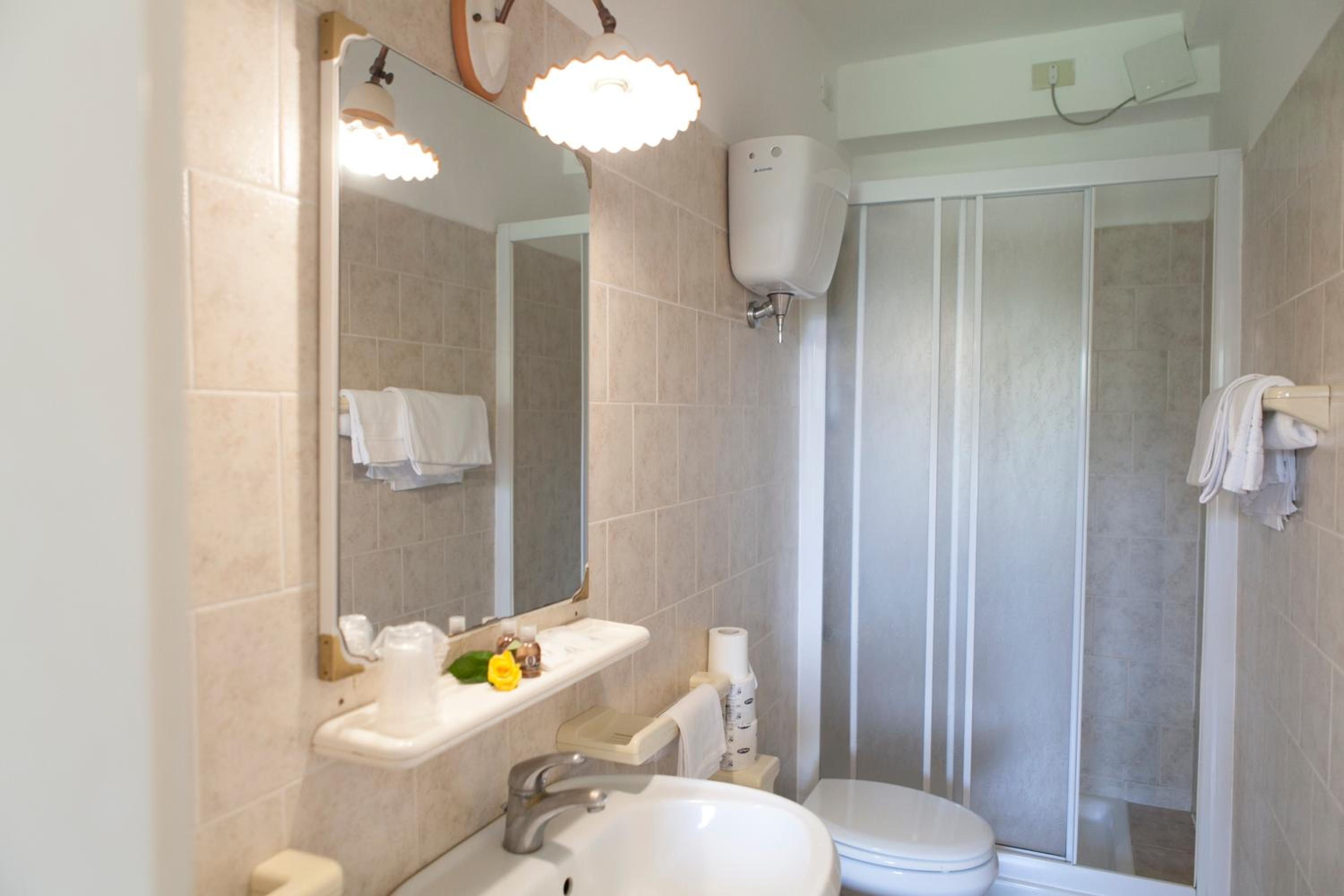 Double or Twin Room - Photo 5