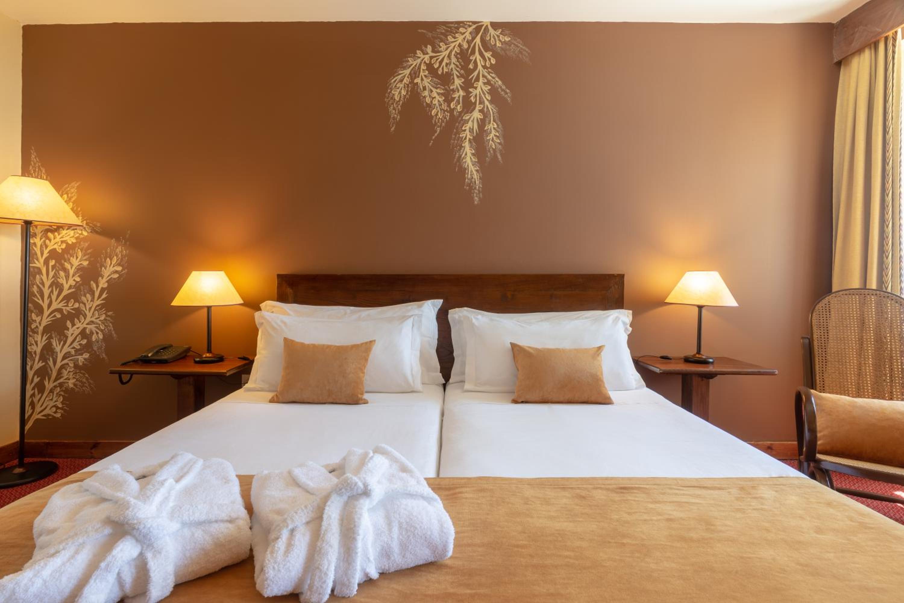 Superior Double or Twin Room (2 Adults + 1 Child) with Panoramic View - Photo 1