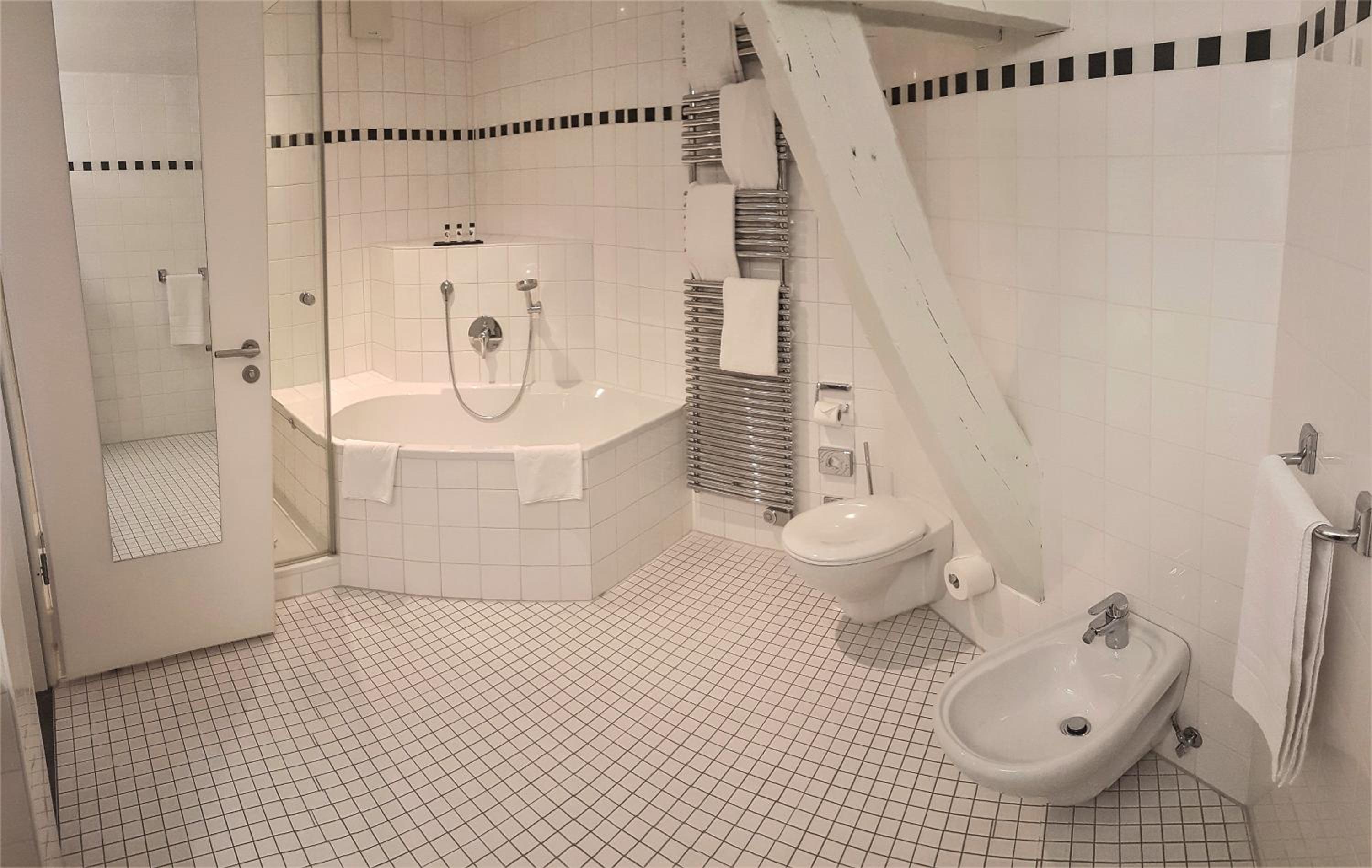 Executive Suite - Photo 2