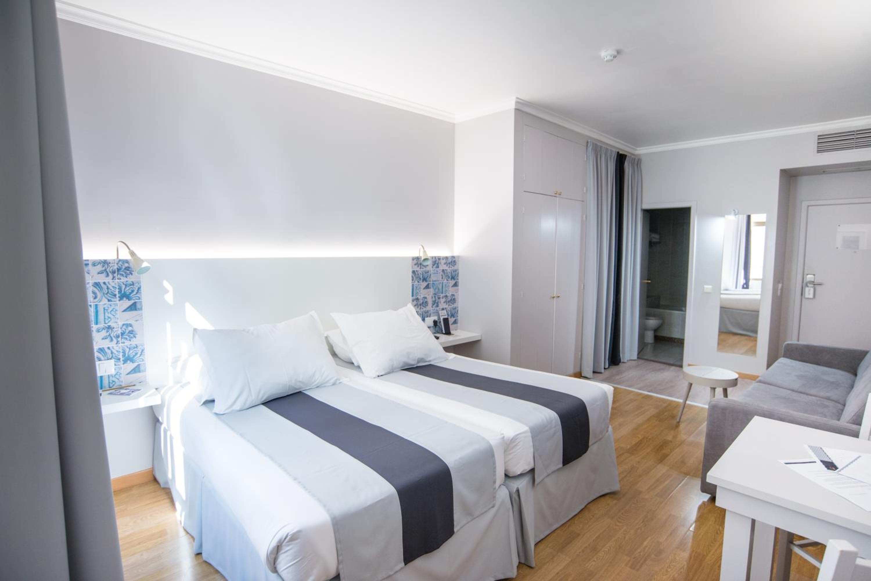 Deluxe Room - Photo 11