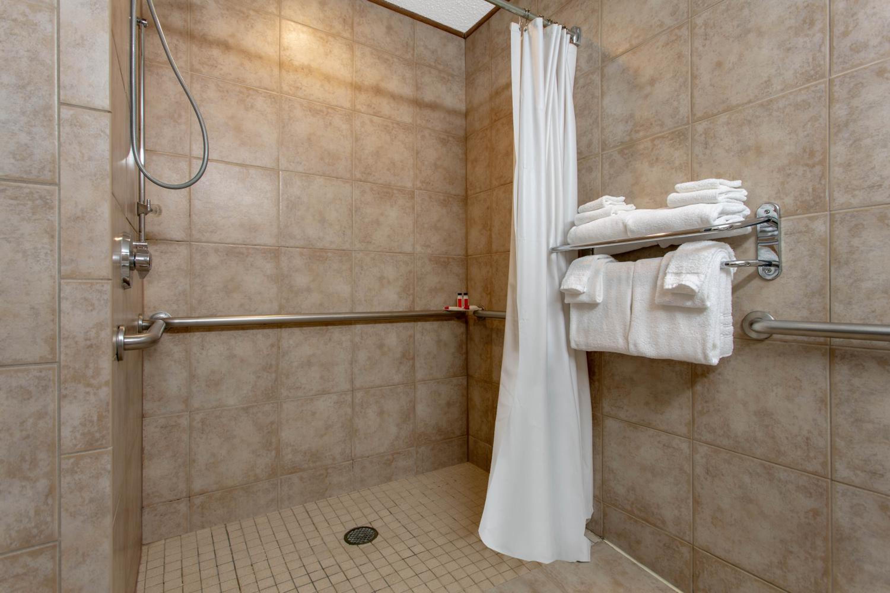 Queen Room with Two Queen Beds - Disability Access/Non-Smoking - Photo 3