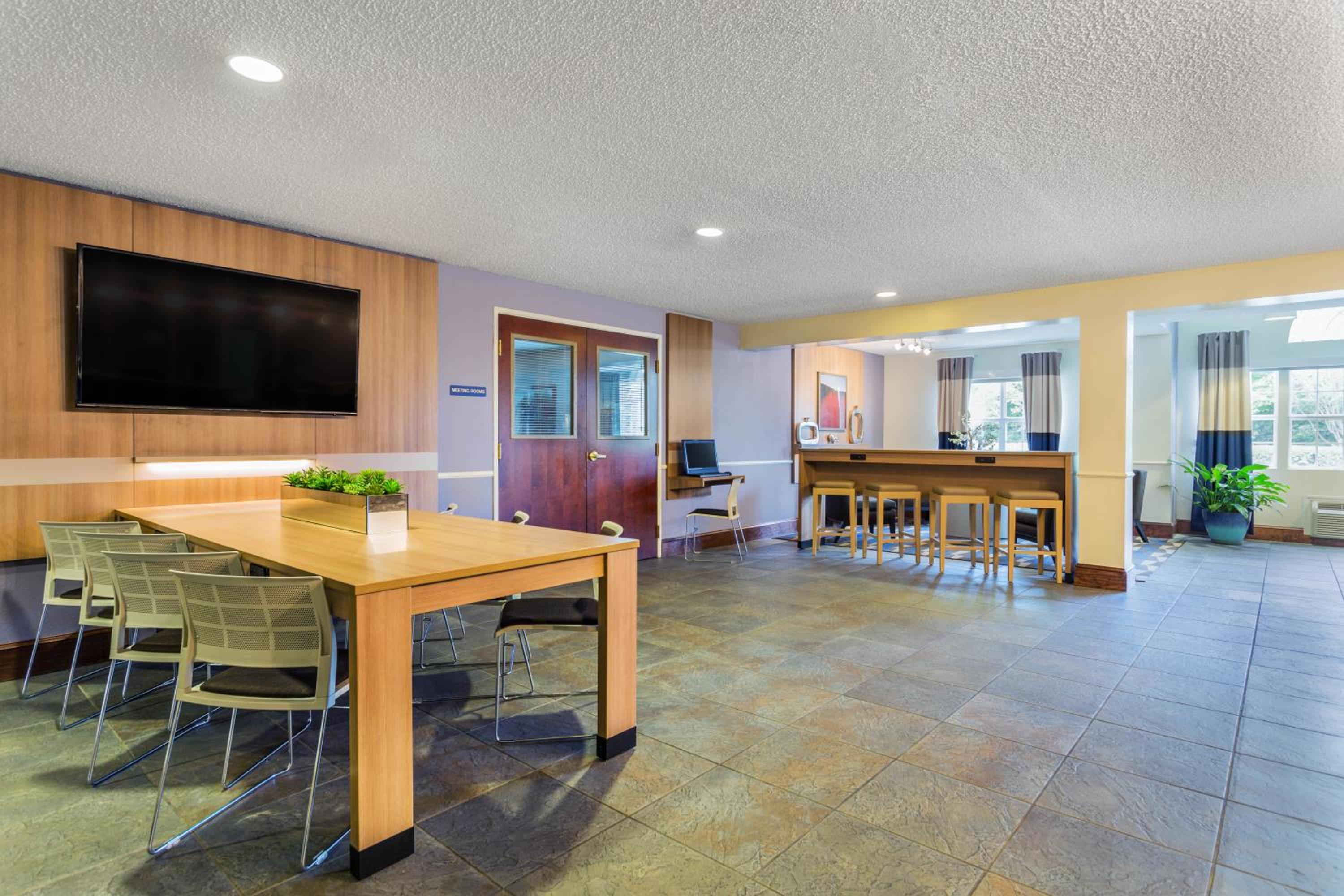 Queen Suite - Non-Smoking - Photo 2