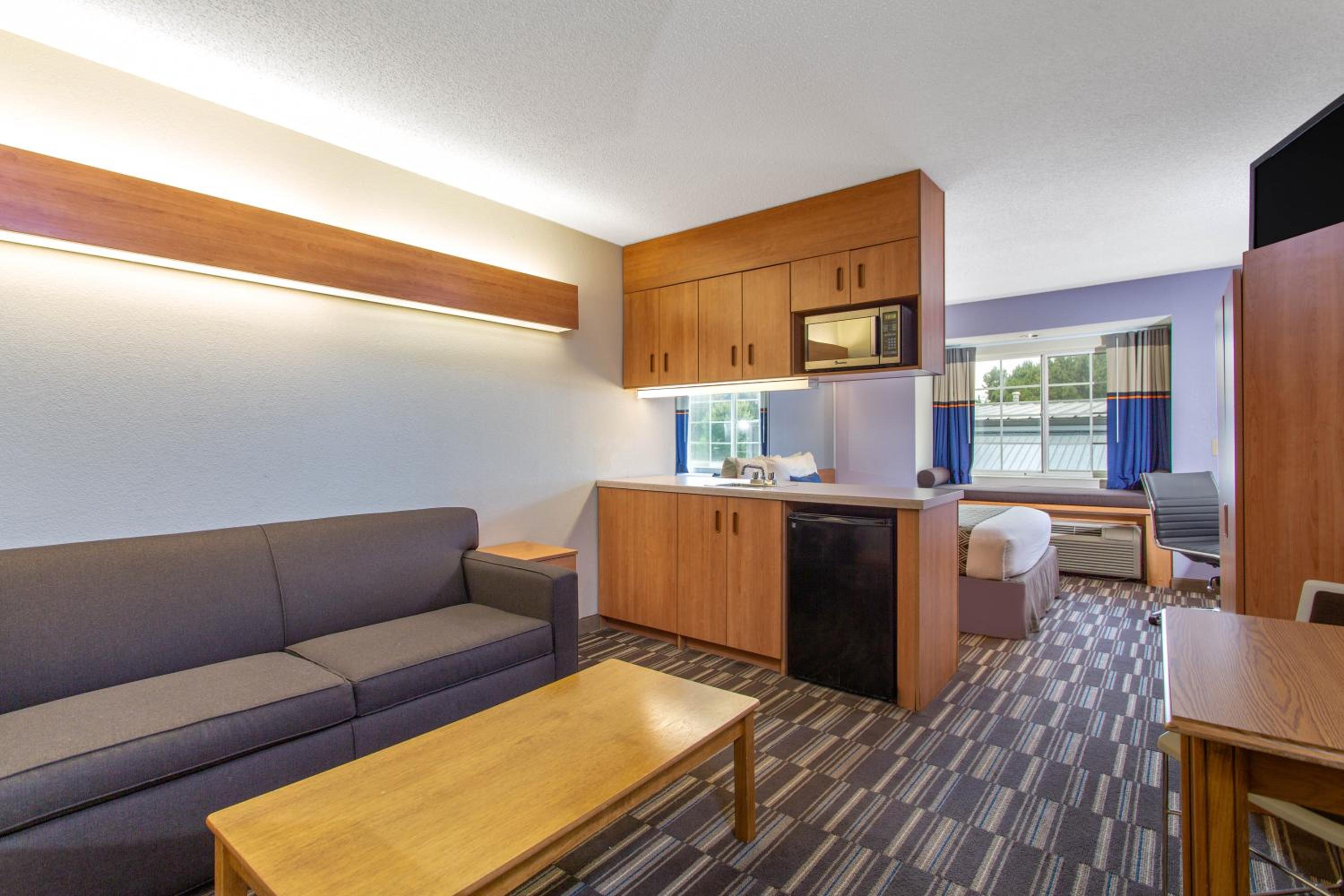 Queen Suite - Non-Smoking - Photo 3