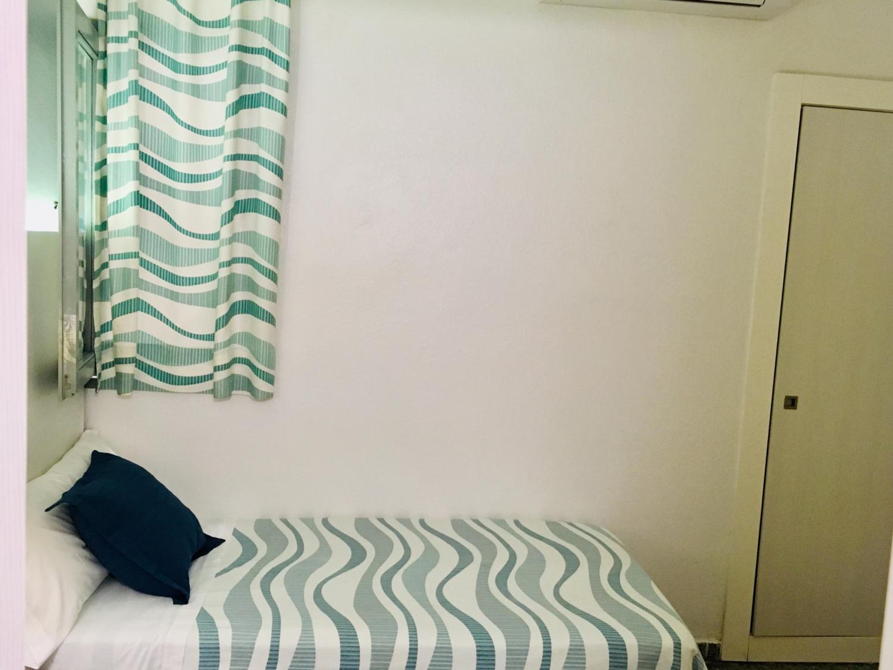 Single Room with Private Bathroom photo 3