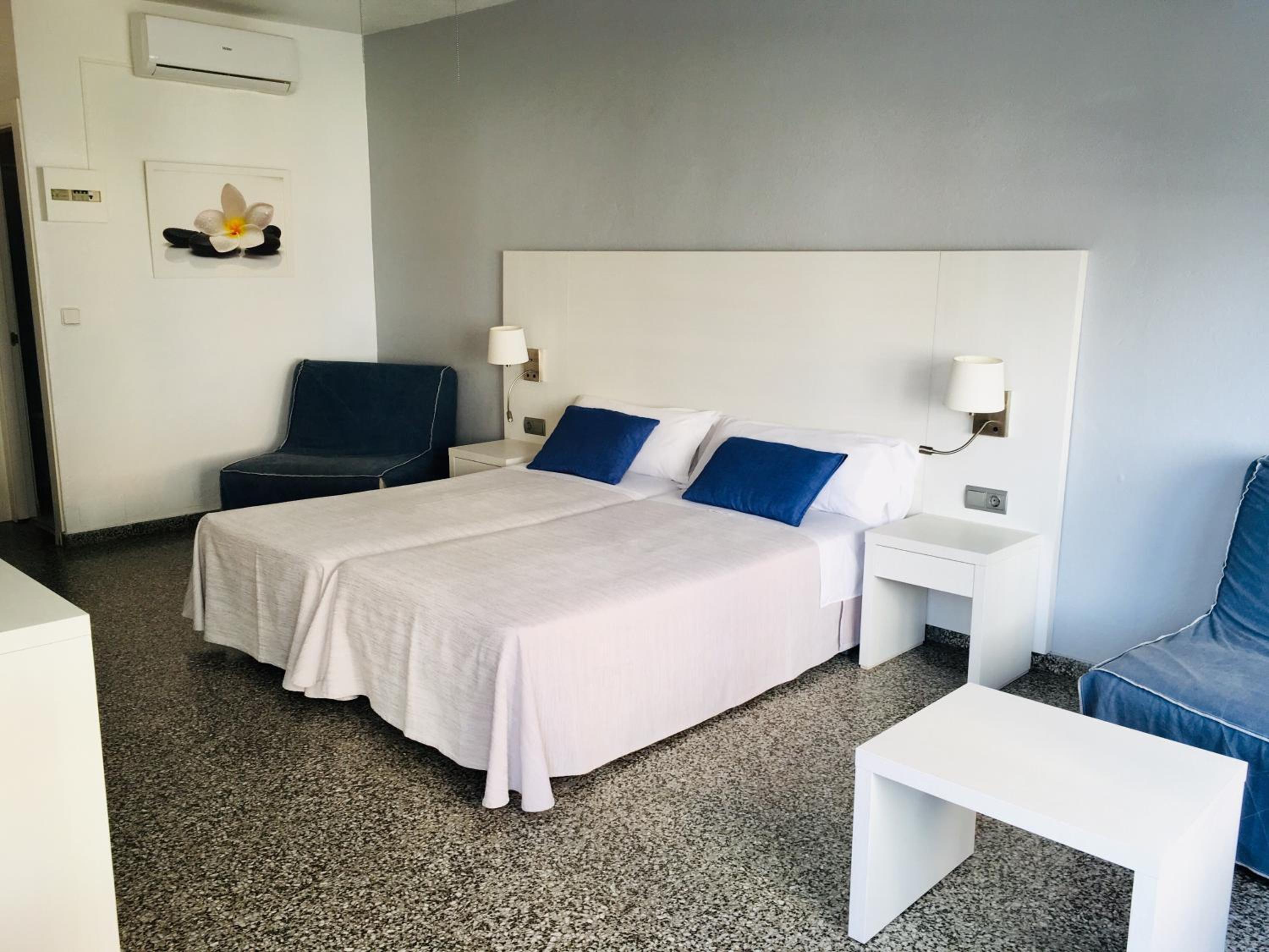 Twin Room with Private Bathroom - Photo 7