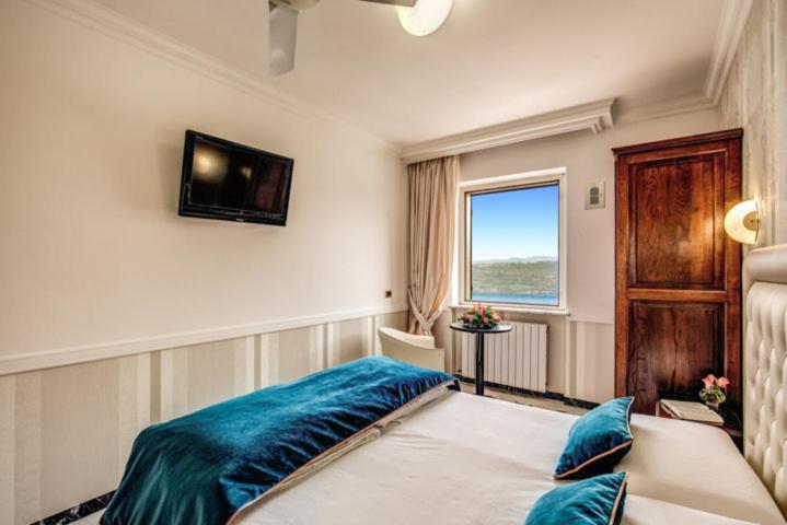 Double Room with Lake View - Photo 4