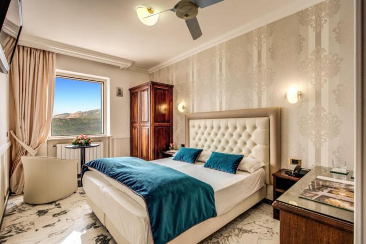 Double Room with Lake View - Photo 5