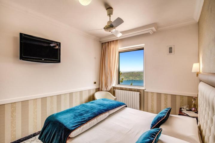 Double Room with Lake View - Photo 6