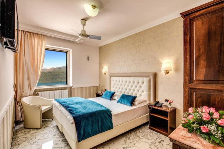 Double Room with Lake View - Photo 7