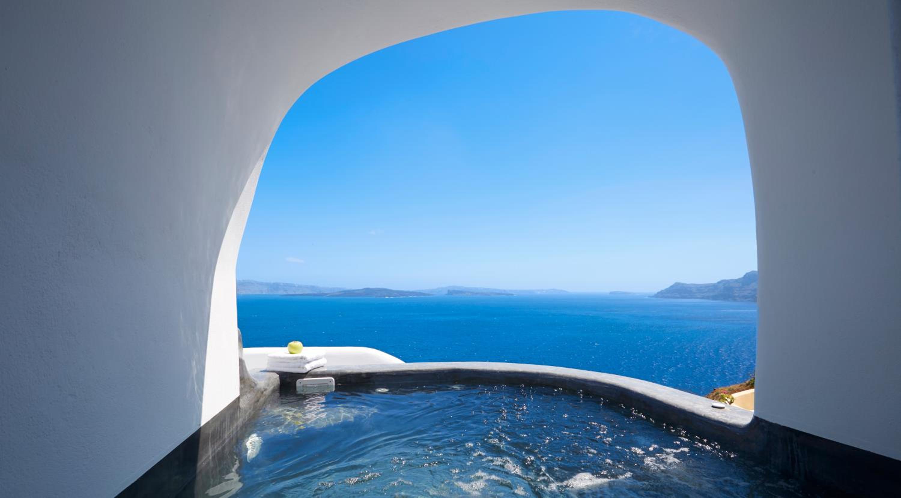 Amaya Horizon Villa with Caldera View & Outdoor Hot Tub photo 3