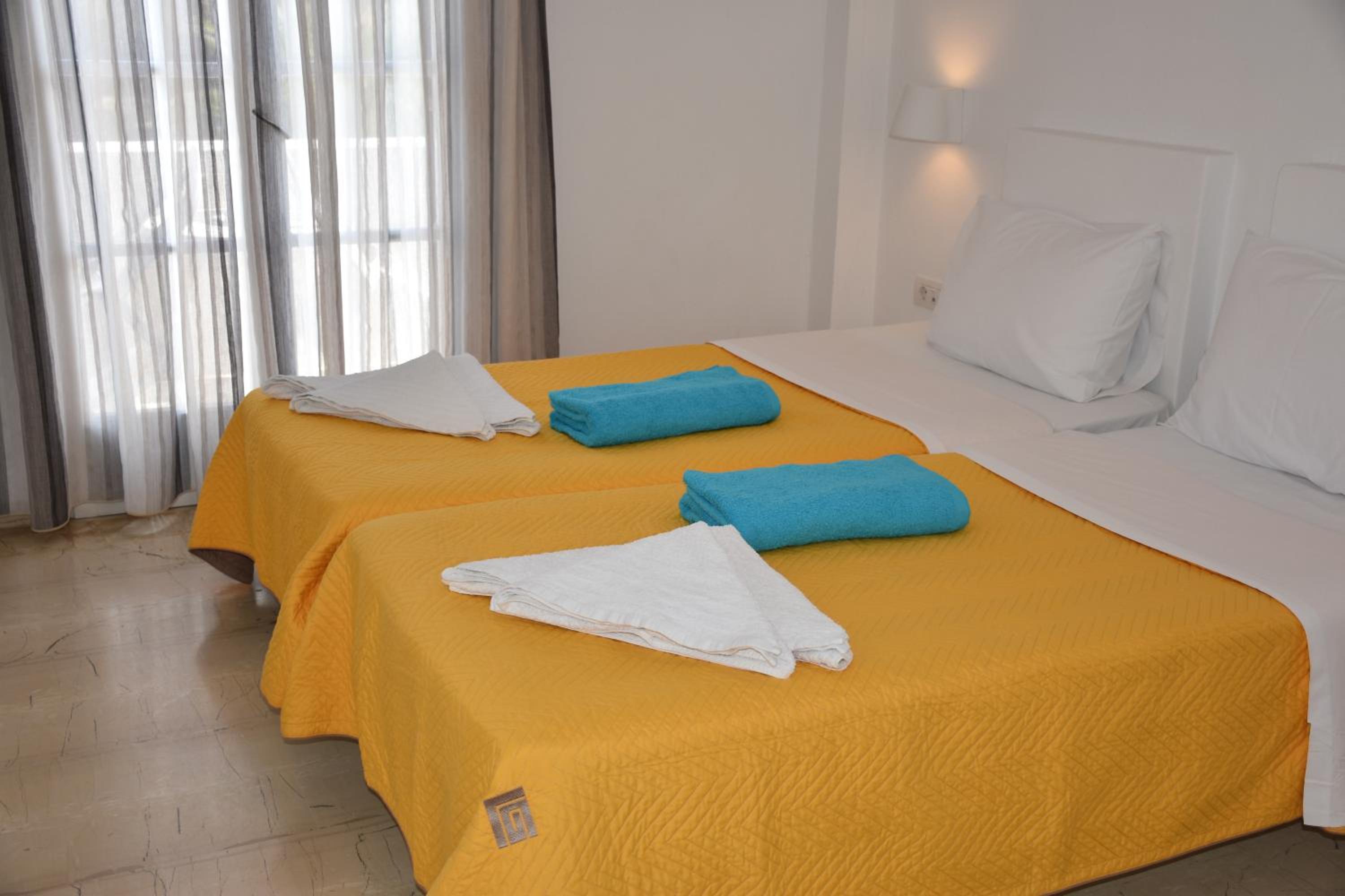 Double or Twin Room with Balcony - Photo 2