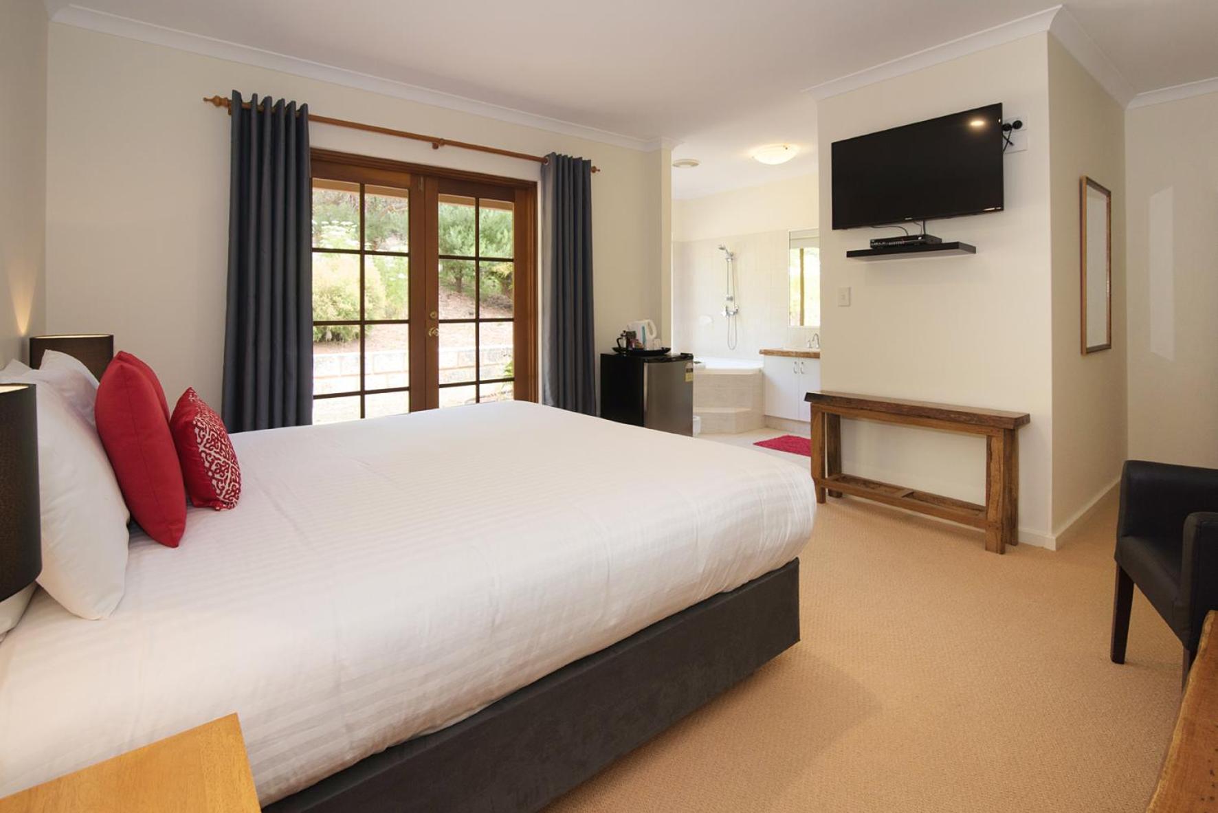 King Room with Spa Bath - Adult Only photo 2