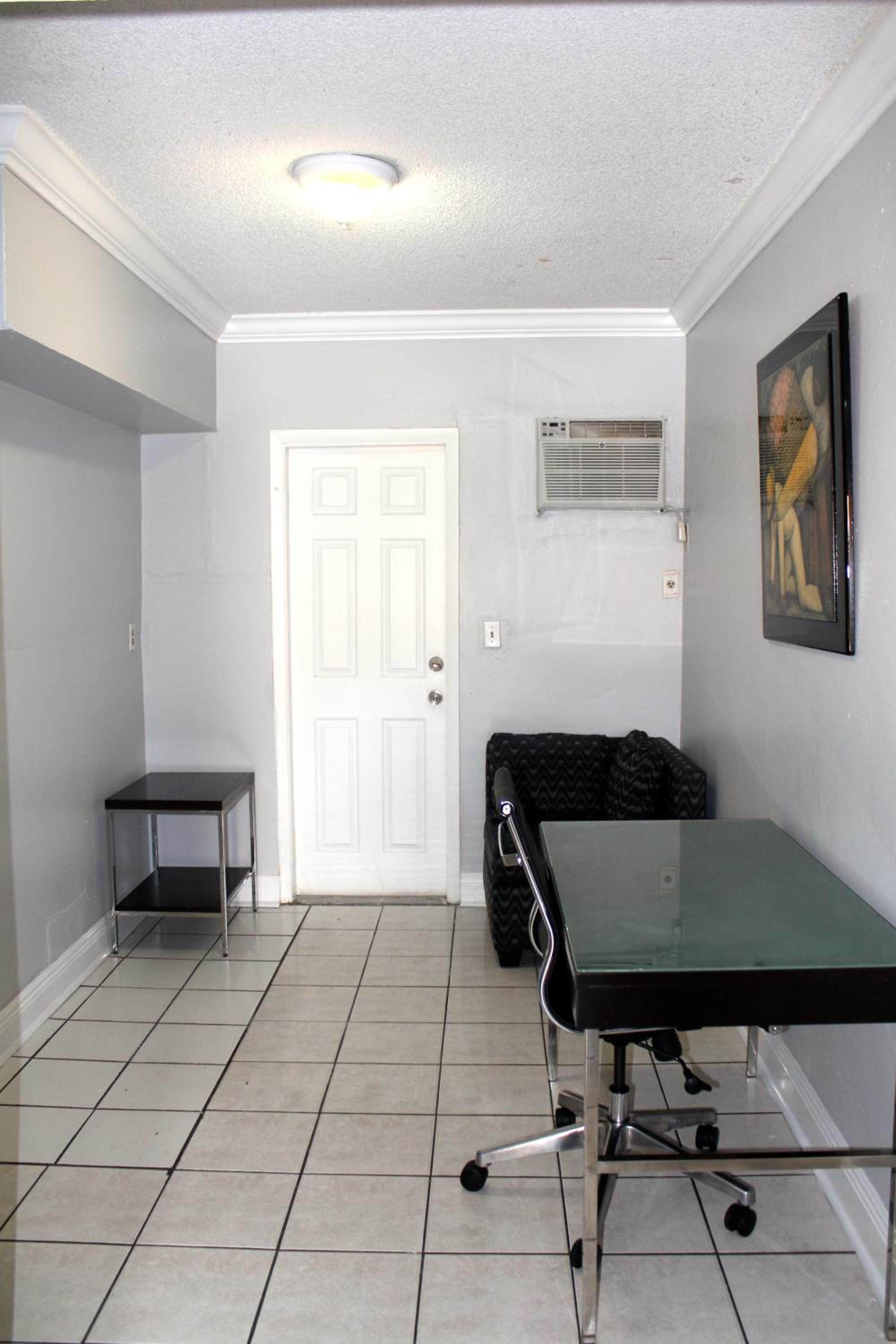 Queen Room - Non-Smoking photo 2