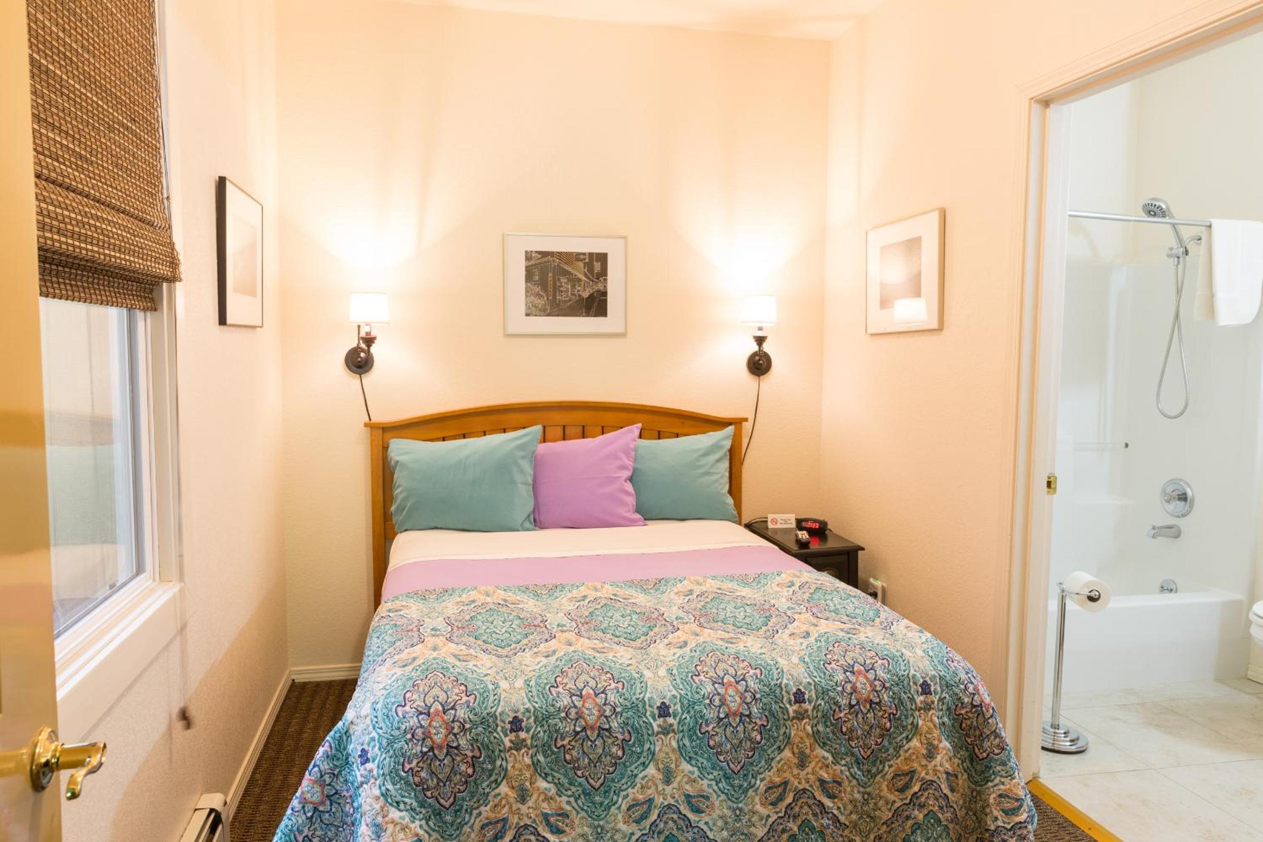 Interior Double Room with Tub