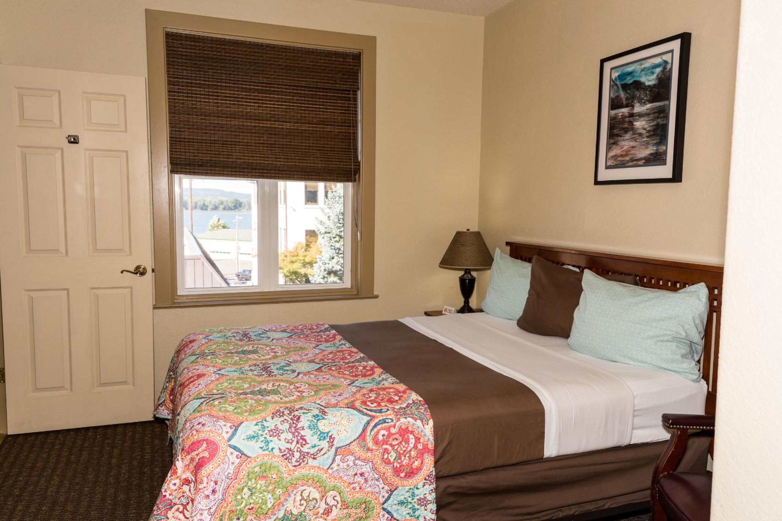 Queen Room with River View photo 2