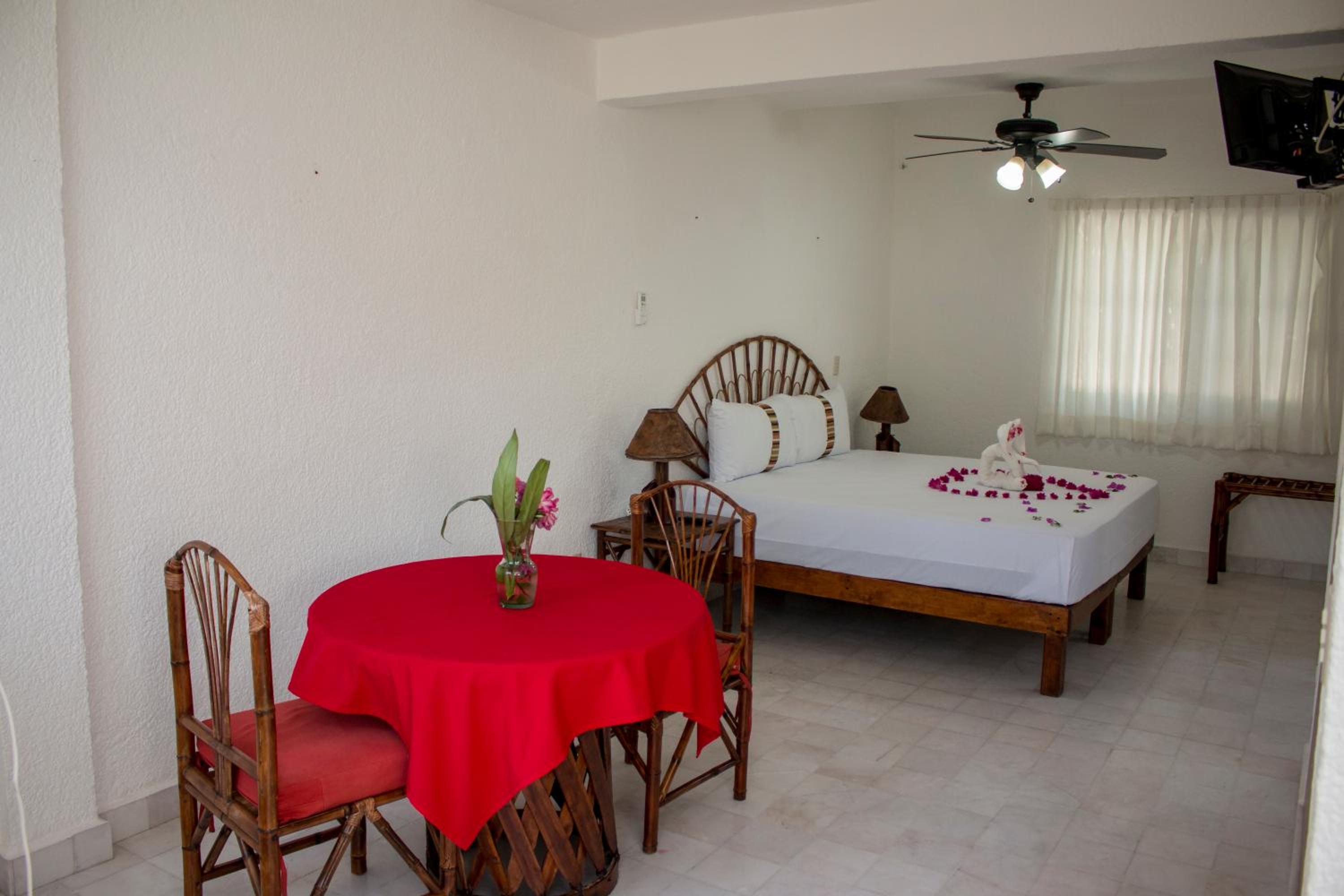Apartment with Balcony - Photo 12