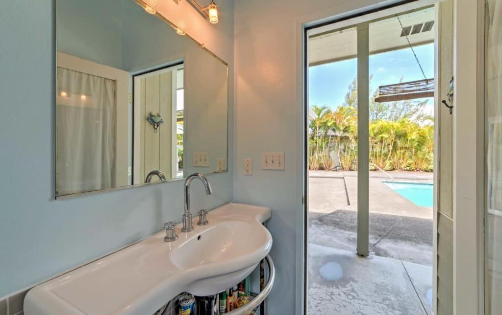 Double Room with Pool View - Photo 18