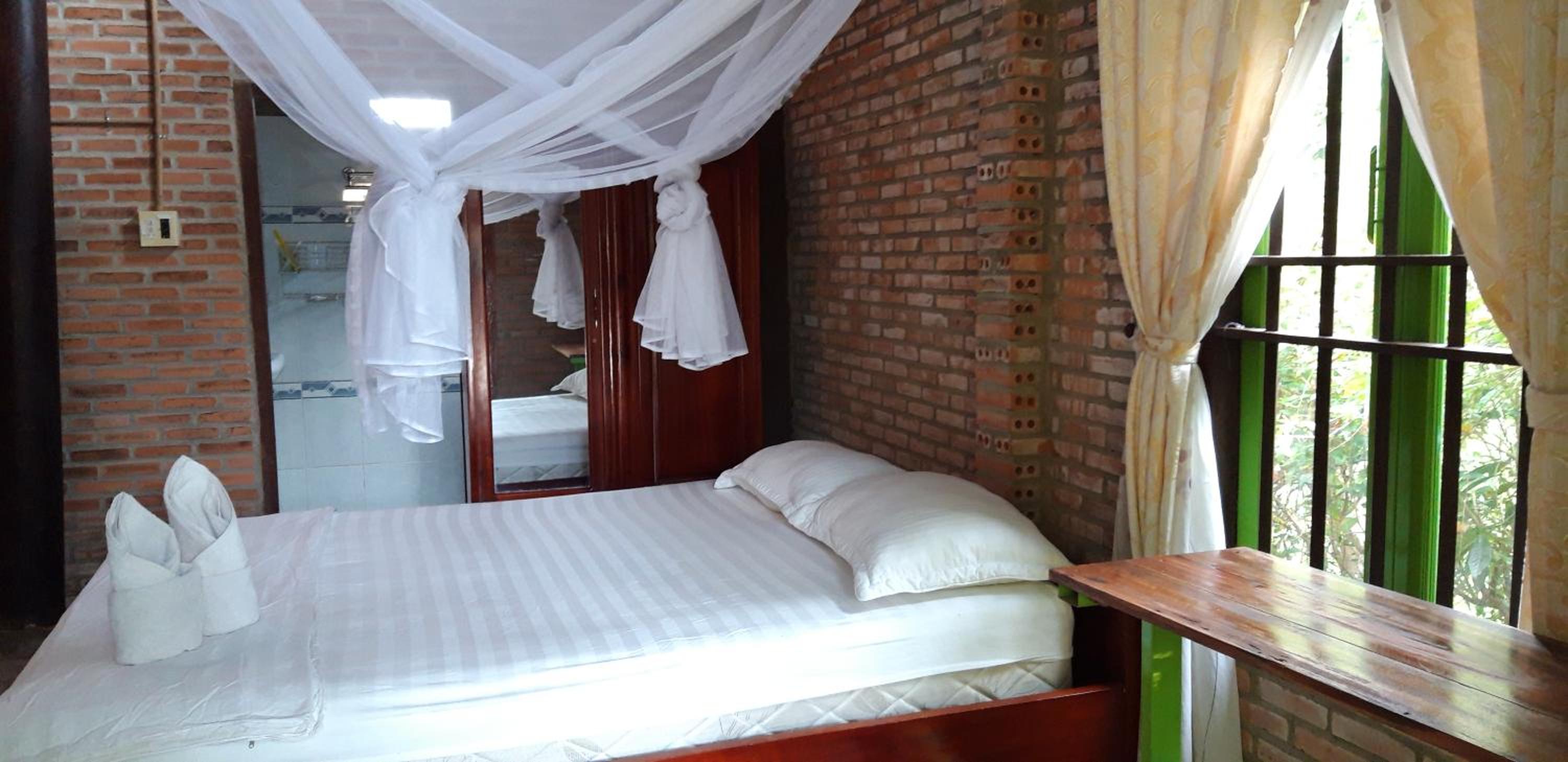 Standard Double Room with River View - Photo 18
