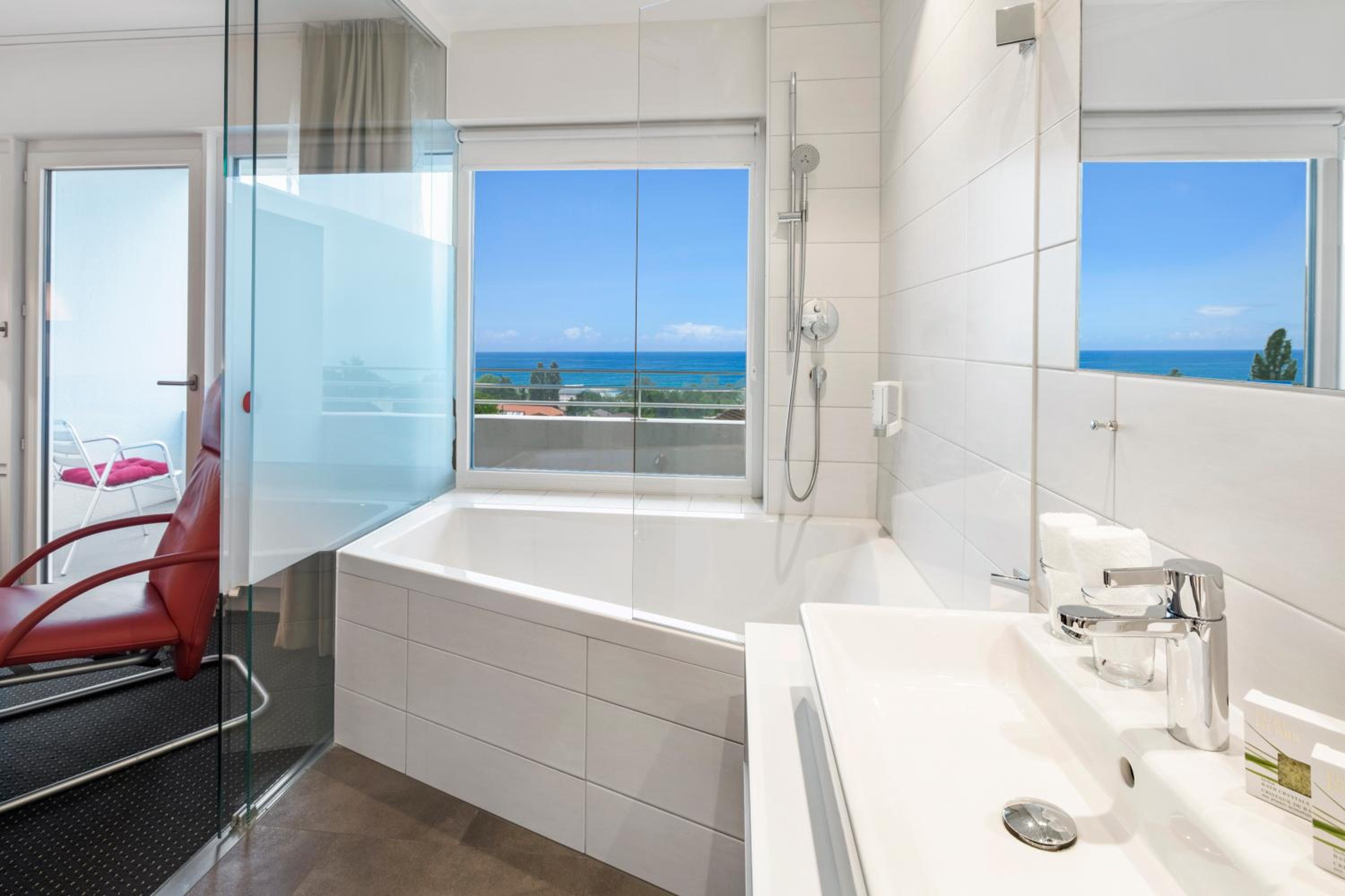 Junior Suite with Lake View - Photo 10