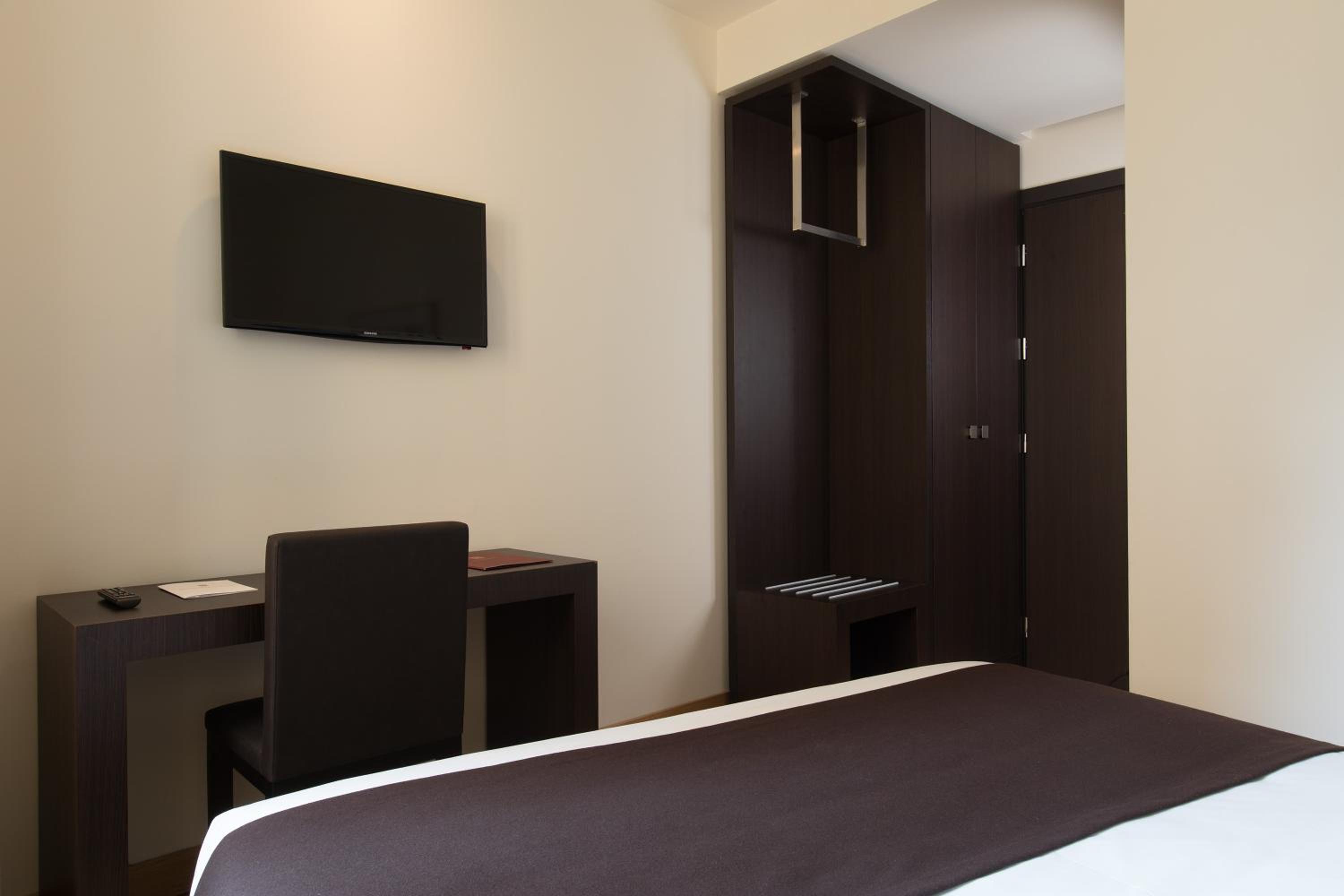 Small Double or Twin Room photo 3
