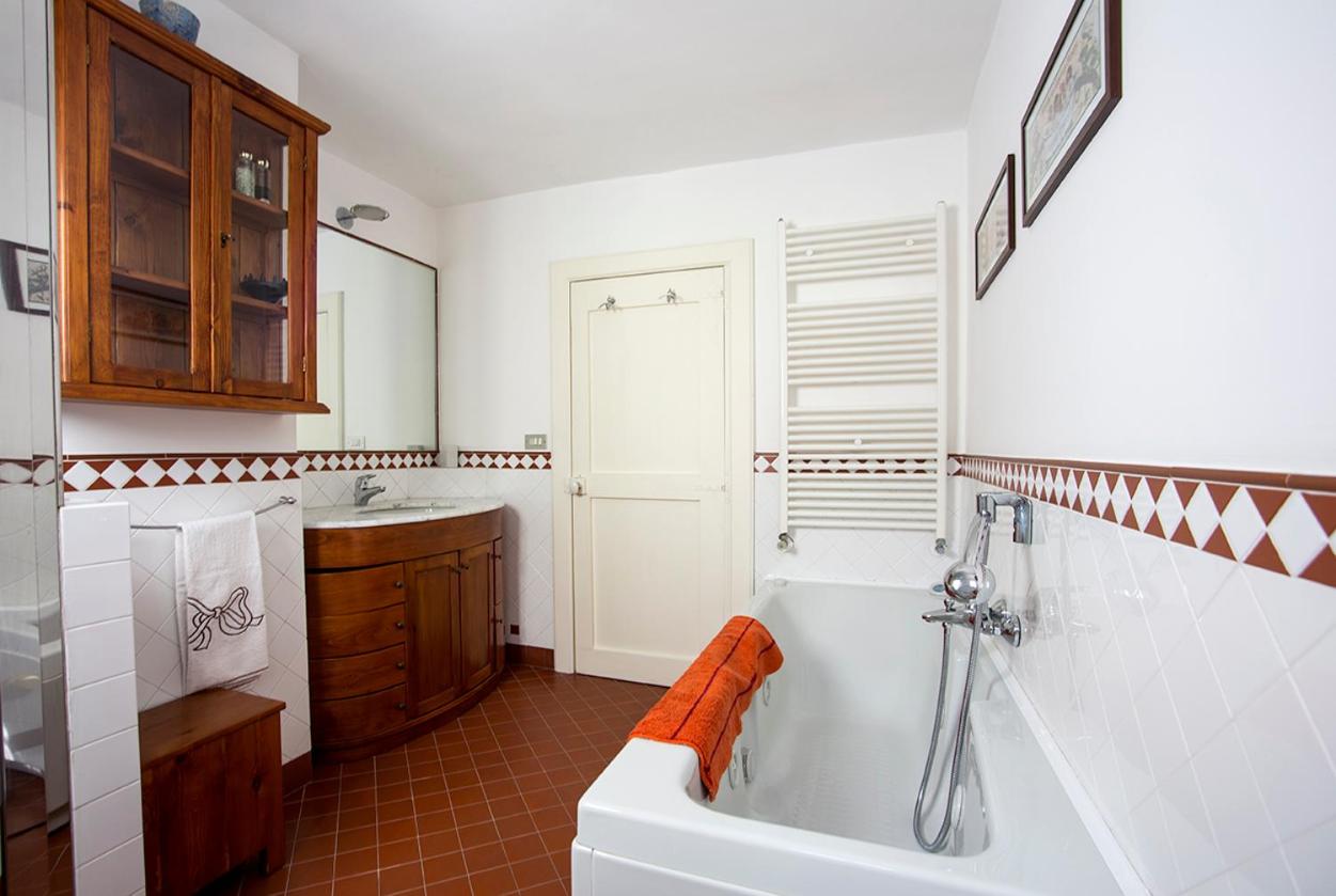 Queen Room with Shared Bathroom photo 2
