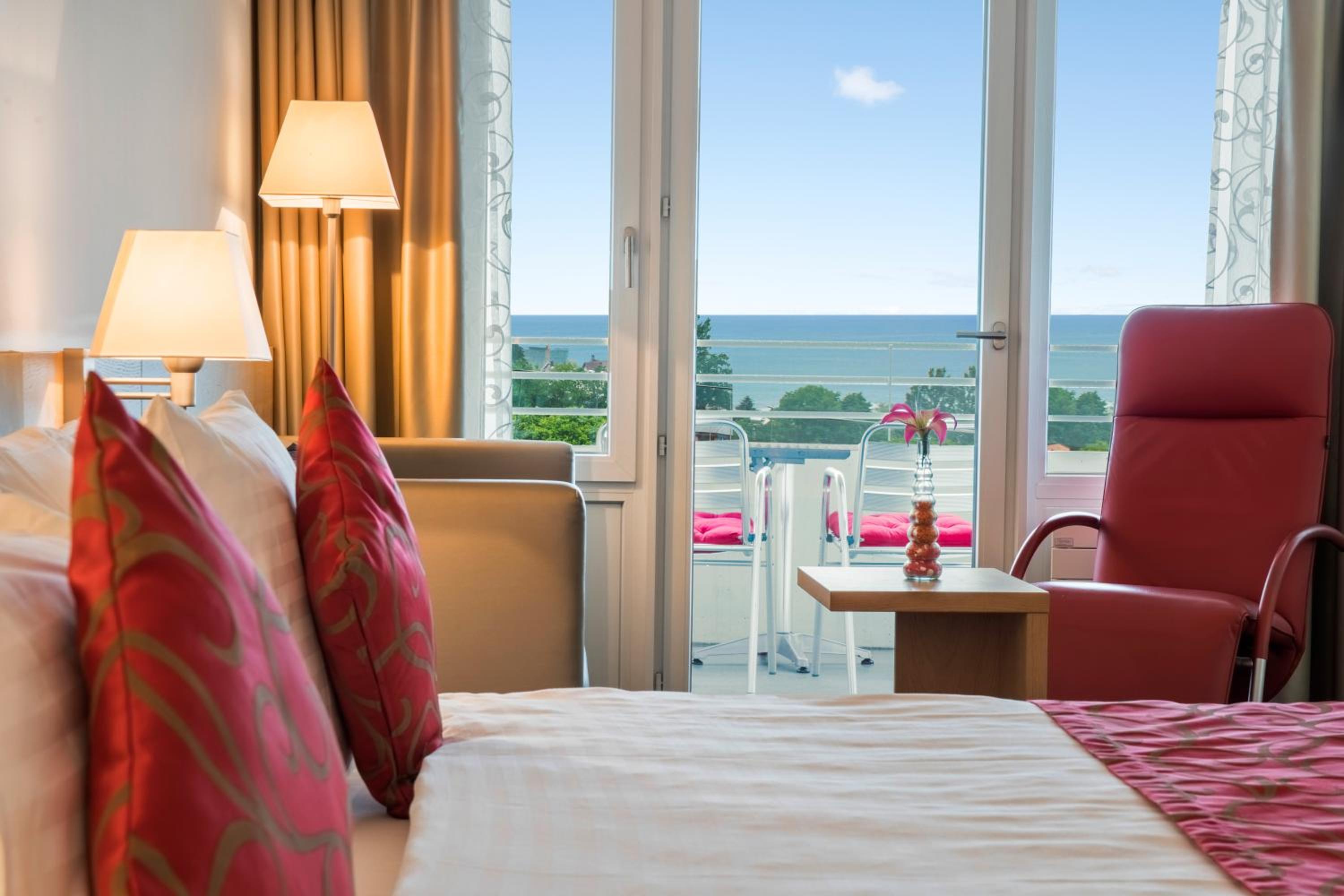 Junior Suite with Lake View - Photo 9