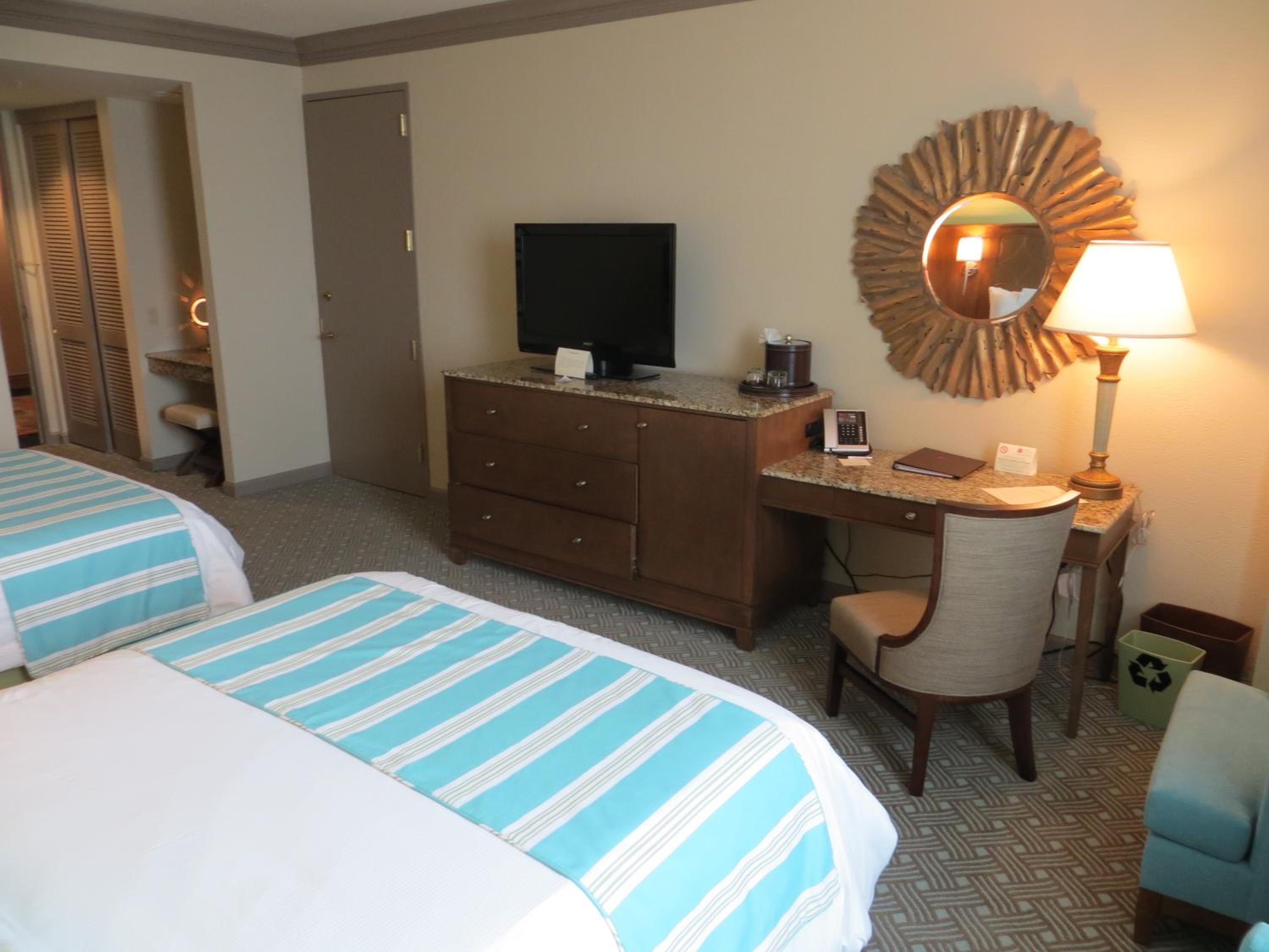 Standard Queen Room with Two Queen Beds - Photo 5