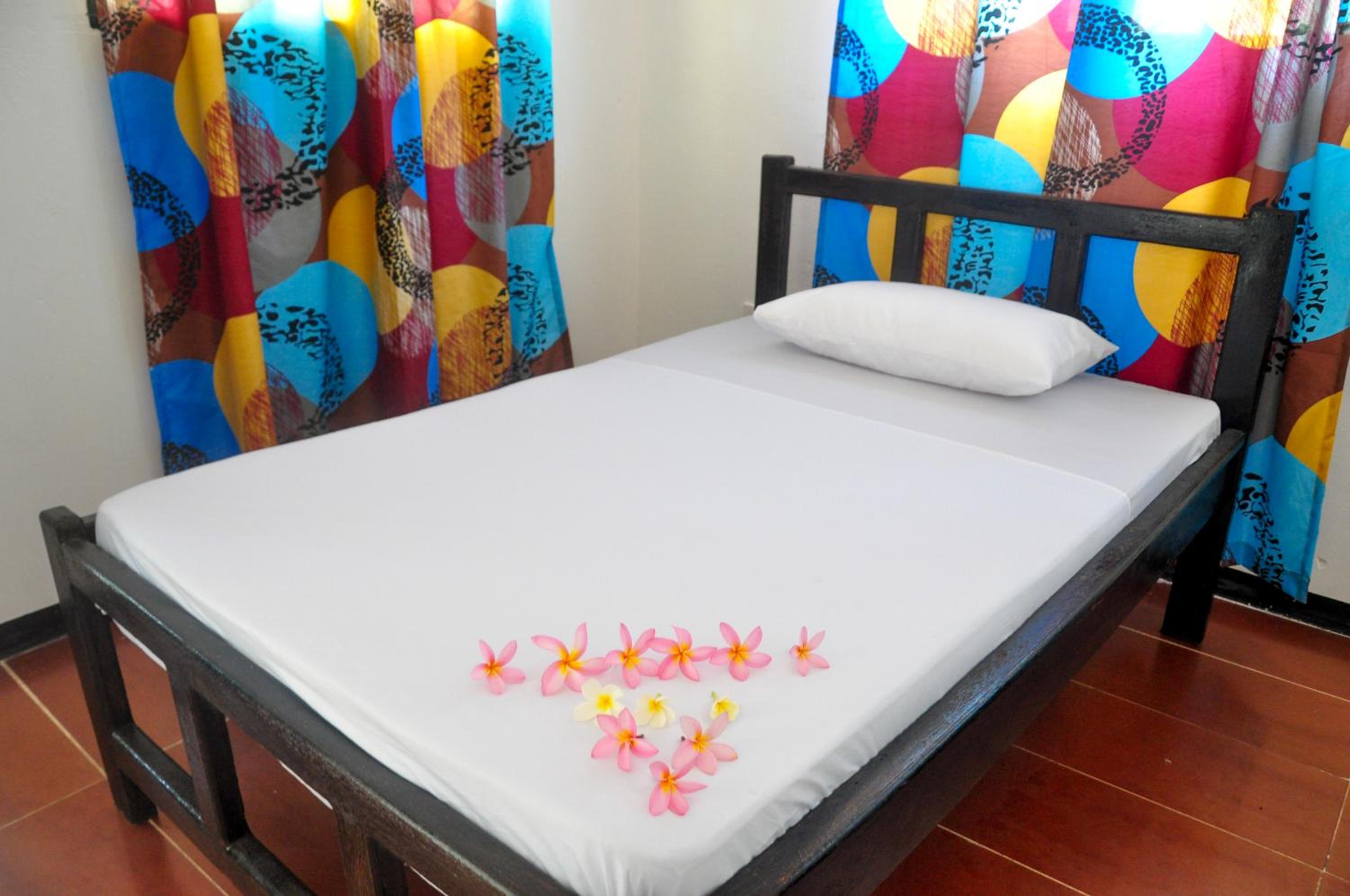 Large Twin Room - Photo 8