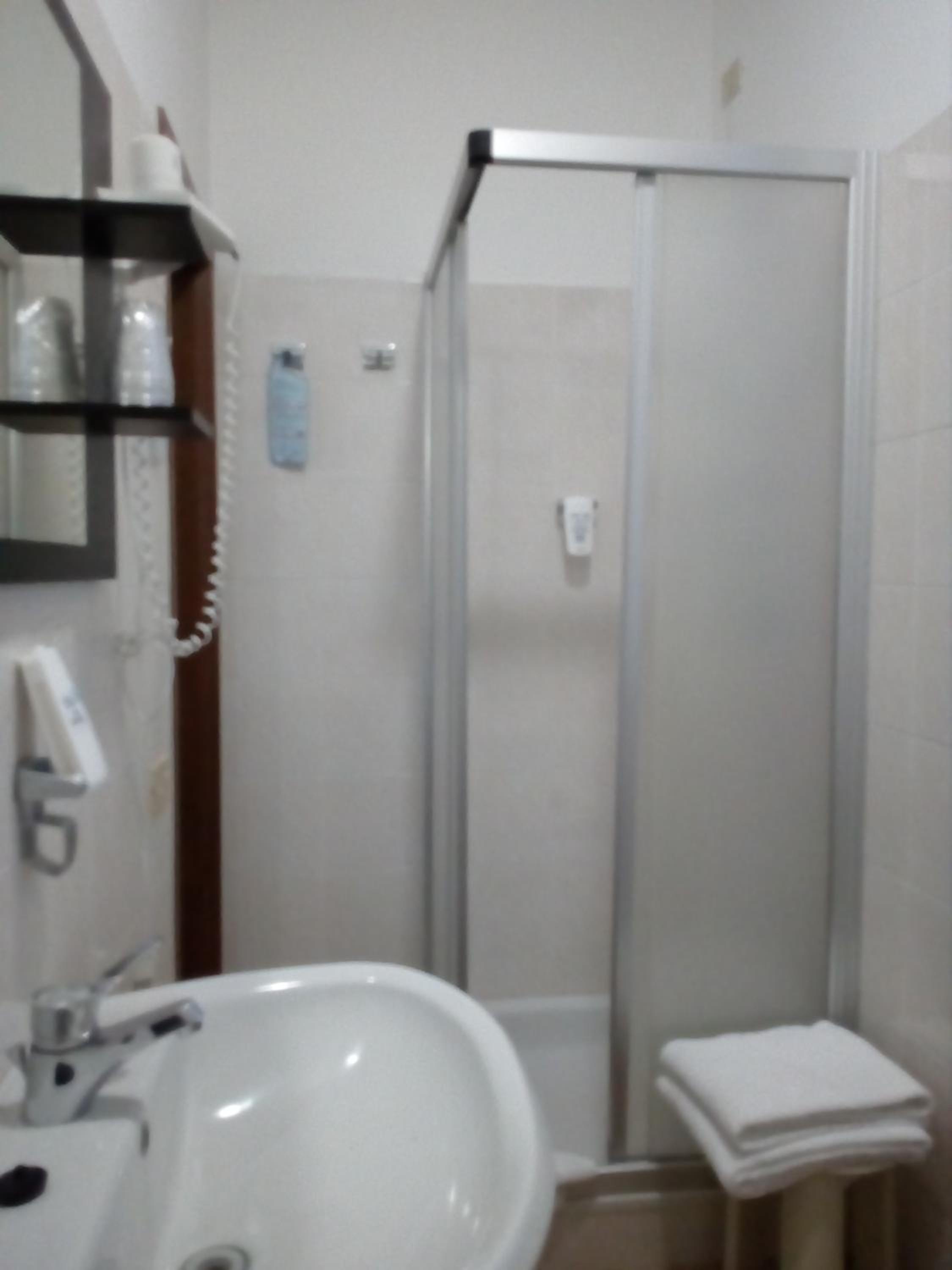 Standard Double or Twin Room - Photo 3