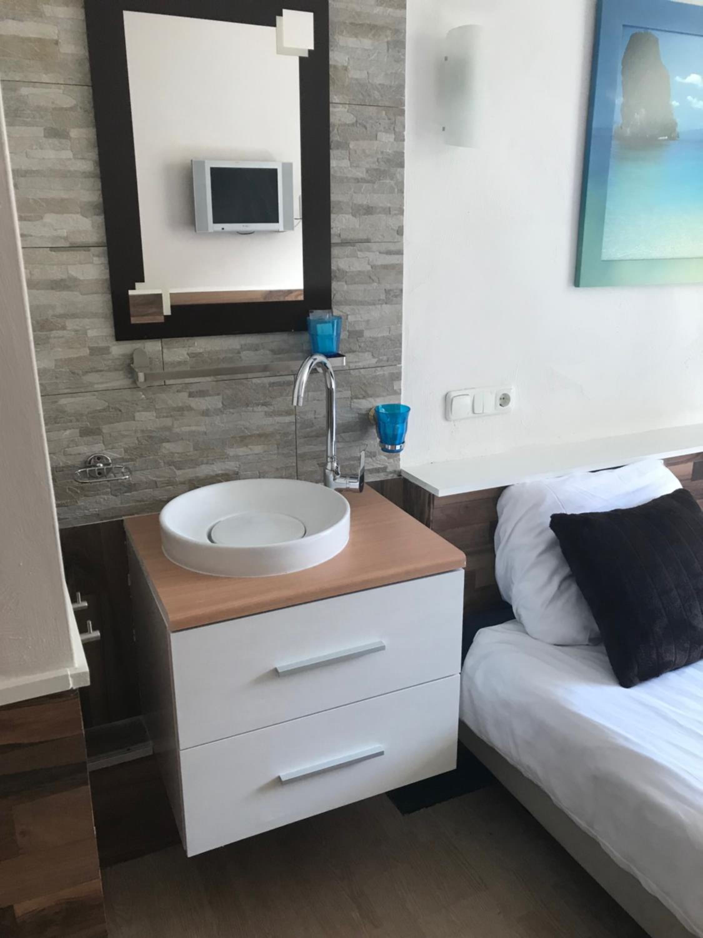 Budget Twin Room photo 2