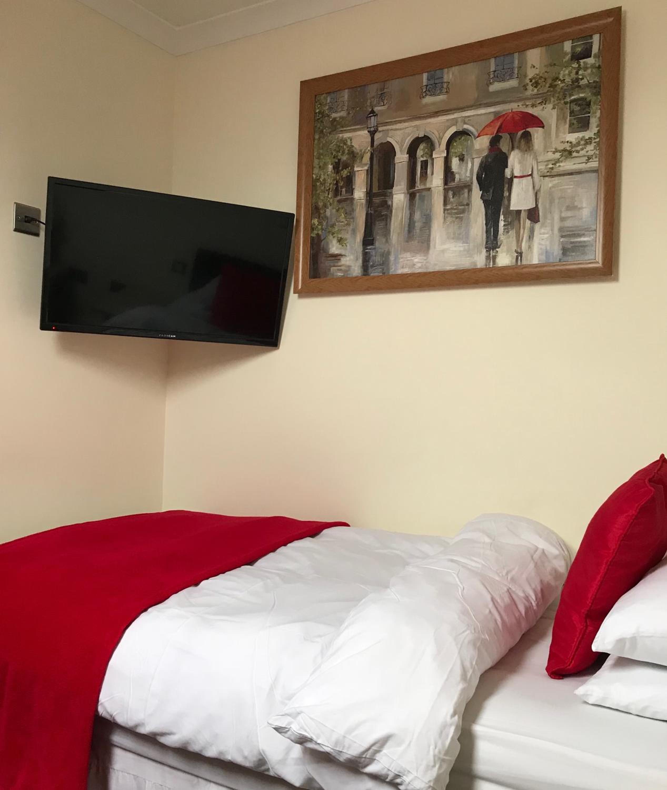 Twin Room with Private Bathroom - Photo 9