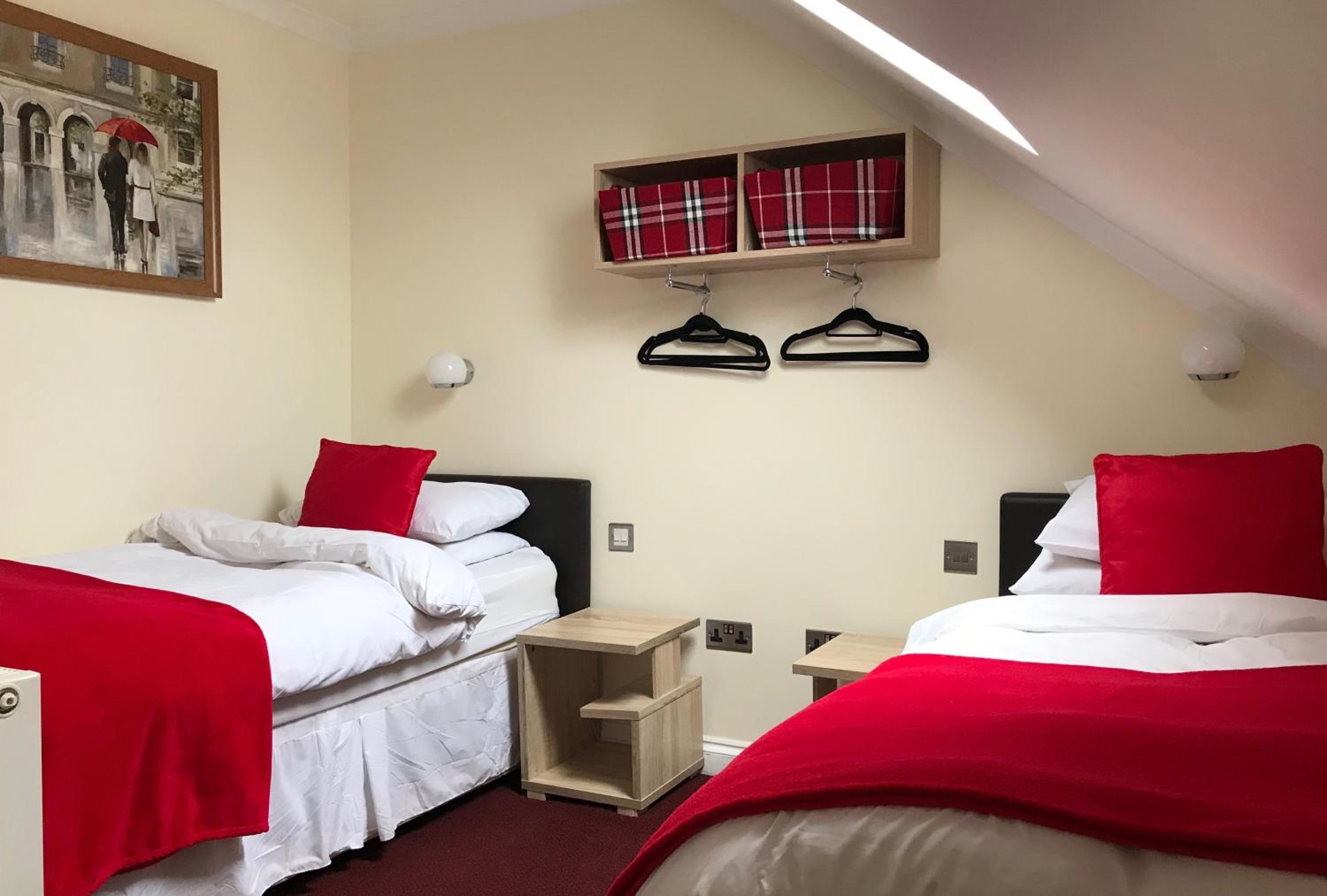 Twin Room with Private Bathroom - Photo 1