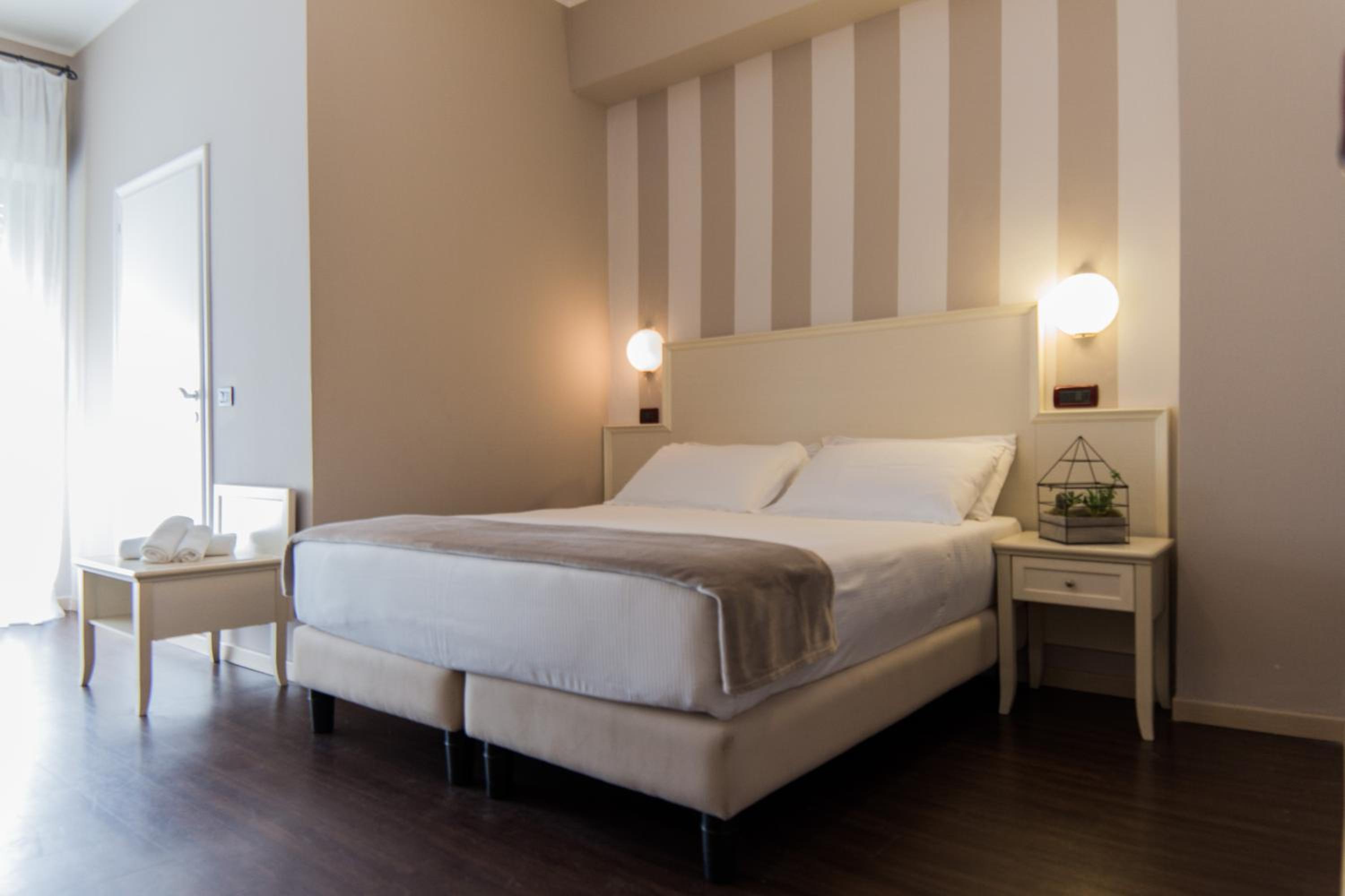 Double Room with Balcony - Photo 6