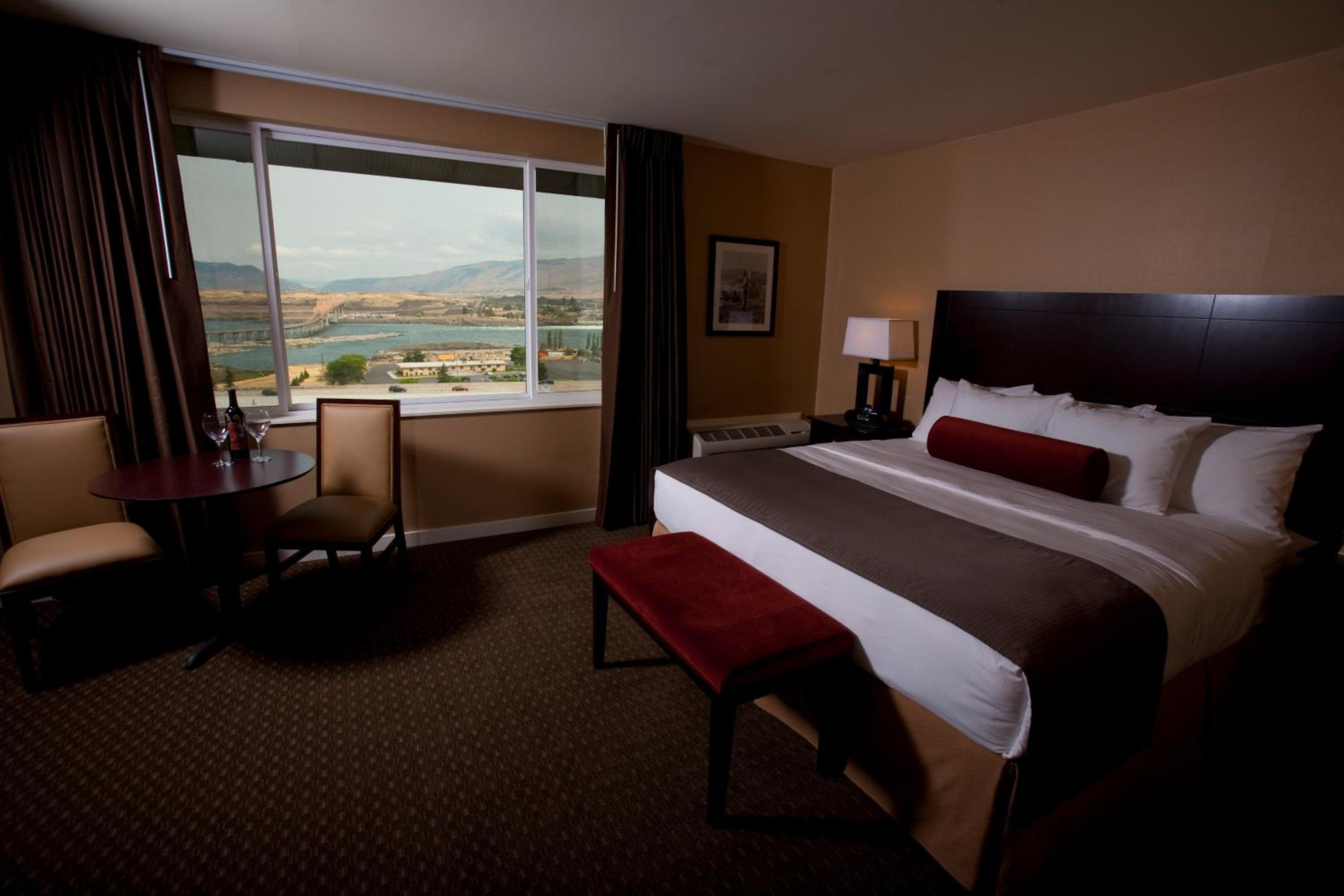 Deluxe King Room - Photo 9