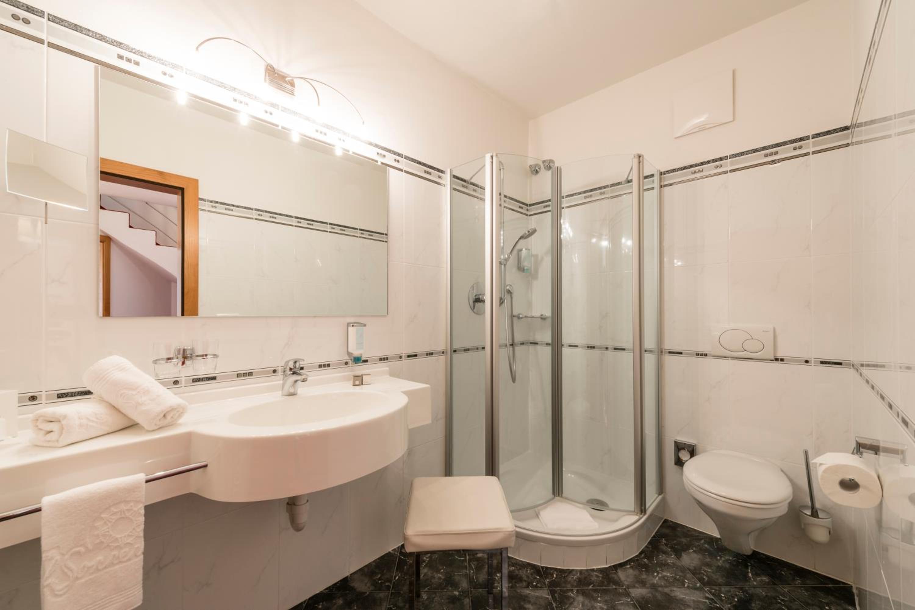 Junior Suite with Balcony - Photo 4
