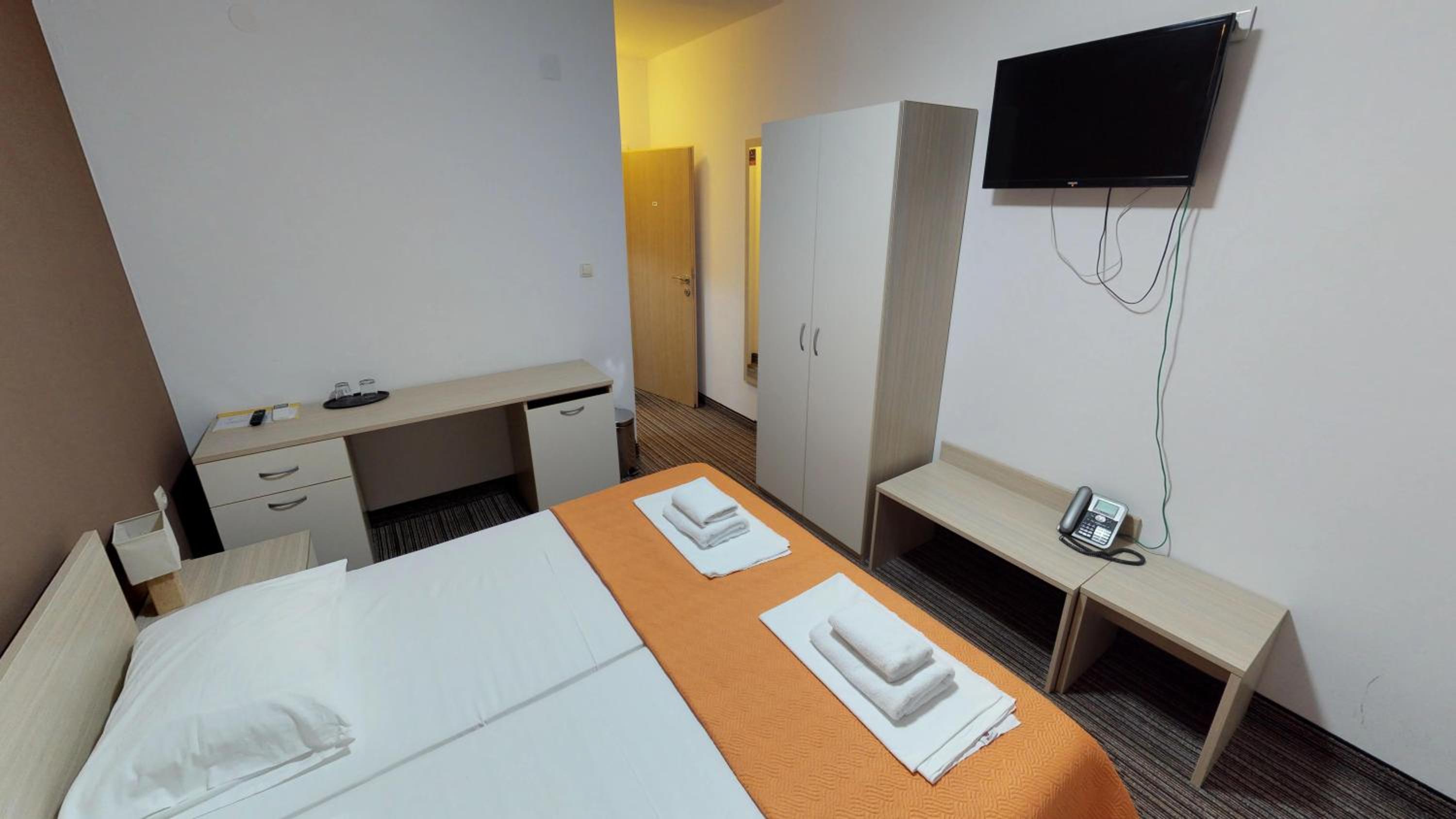 Double or Twin Room - Park Side photo 1