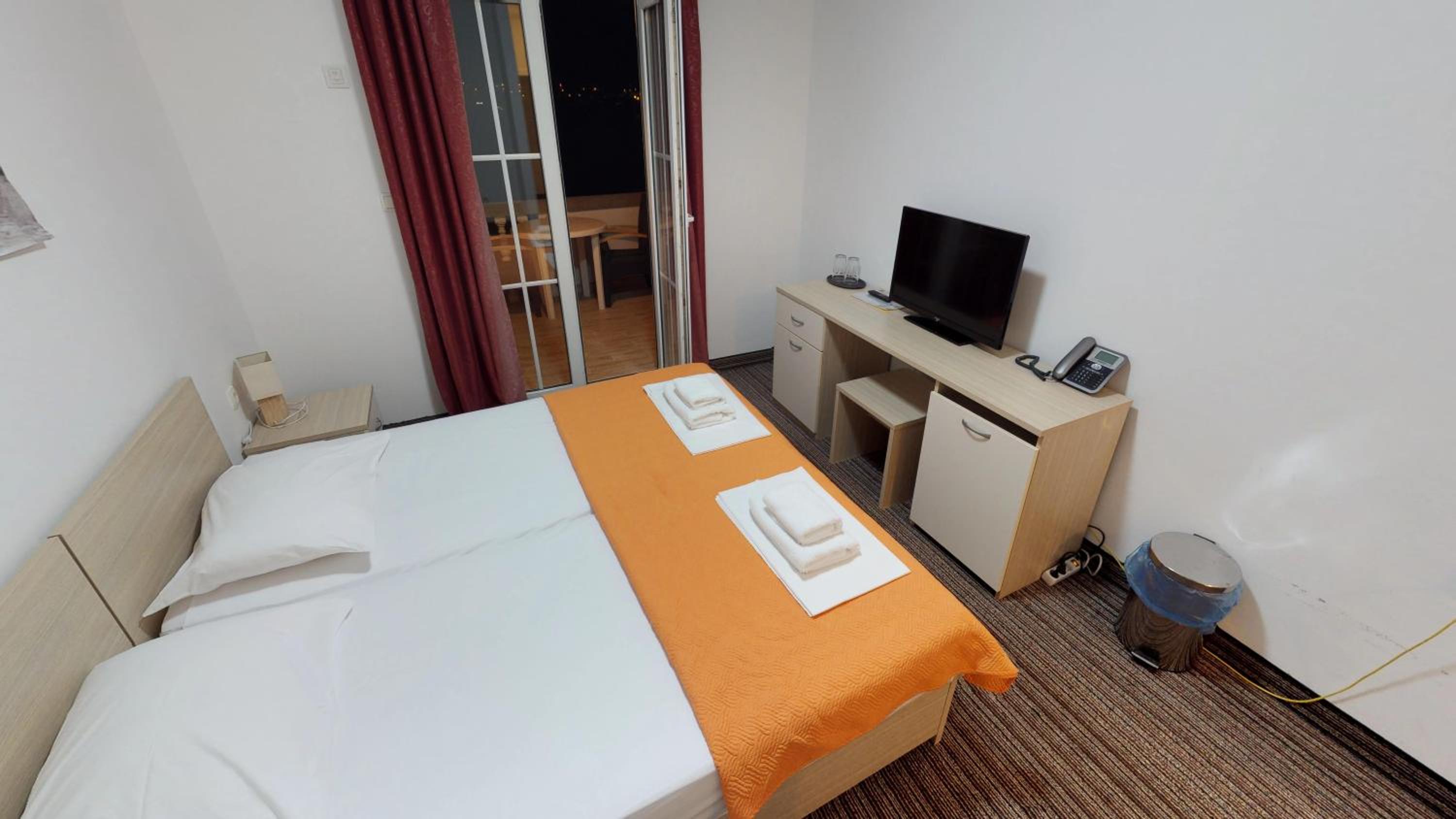 Double or Twin Room with Balcony - Sea View - Photo 1
