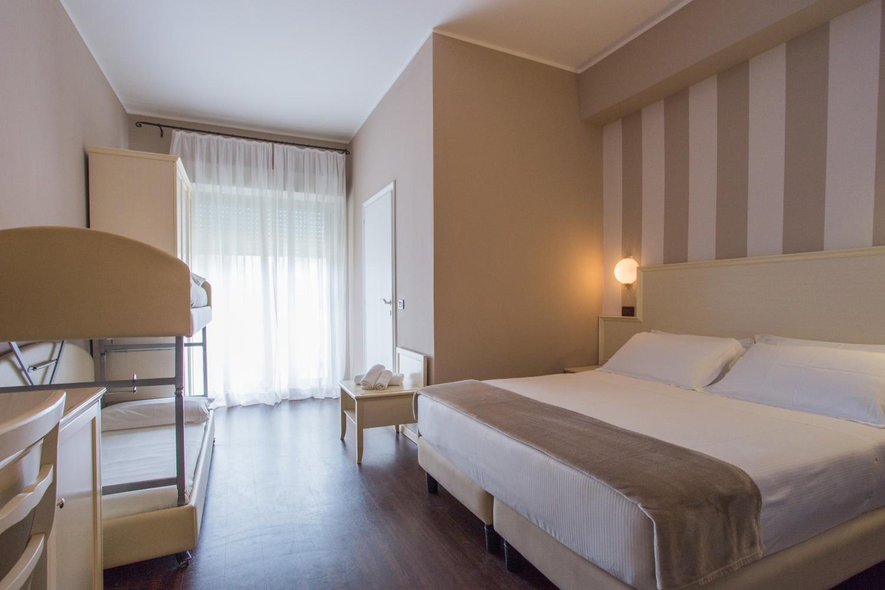 Quadruple Room with Balcony - Photo 4