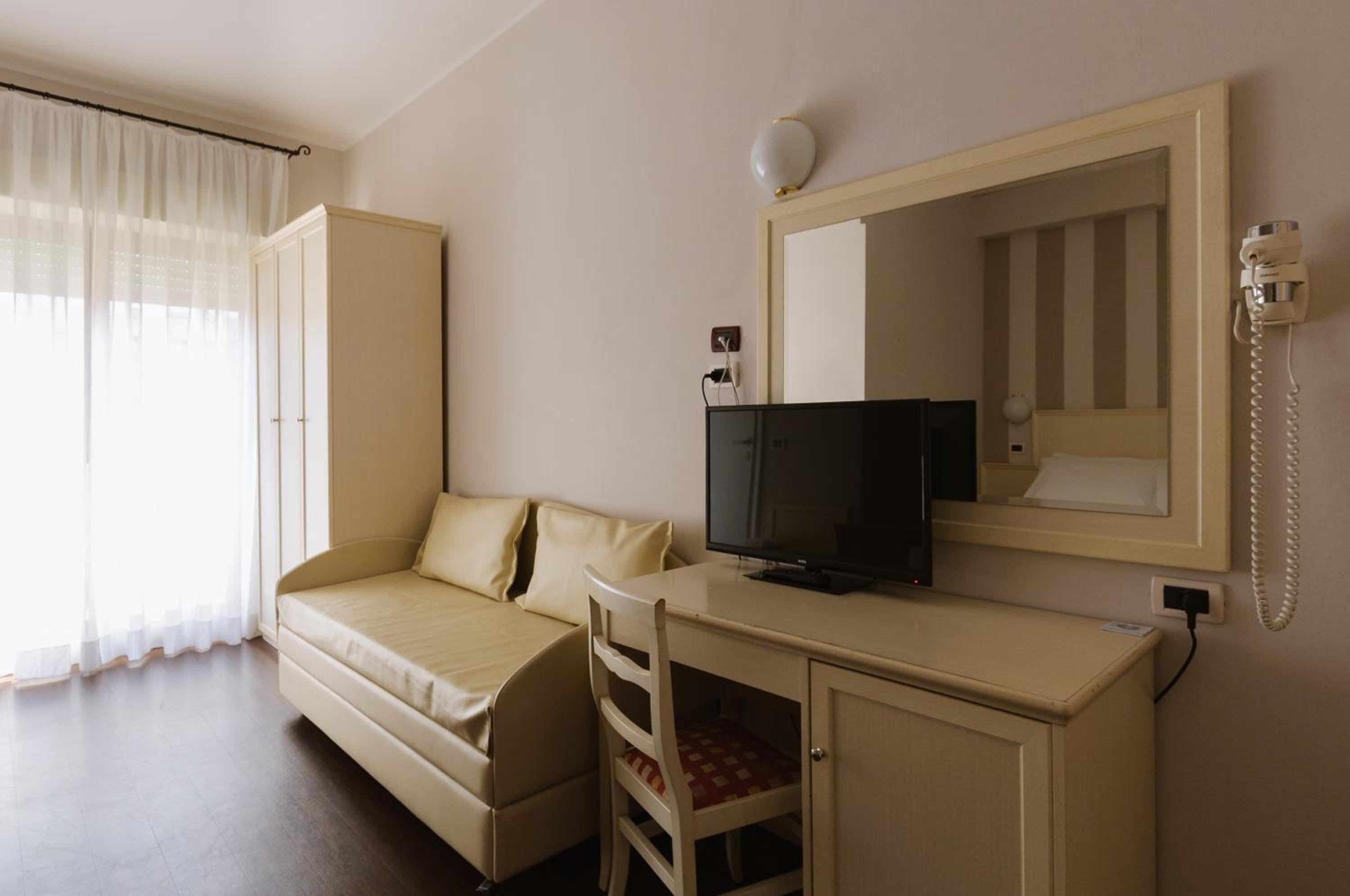 Double Room with Balcony - Photo 5