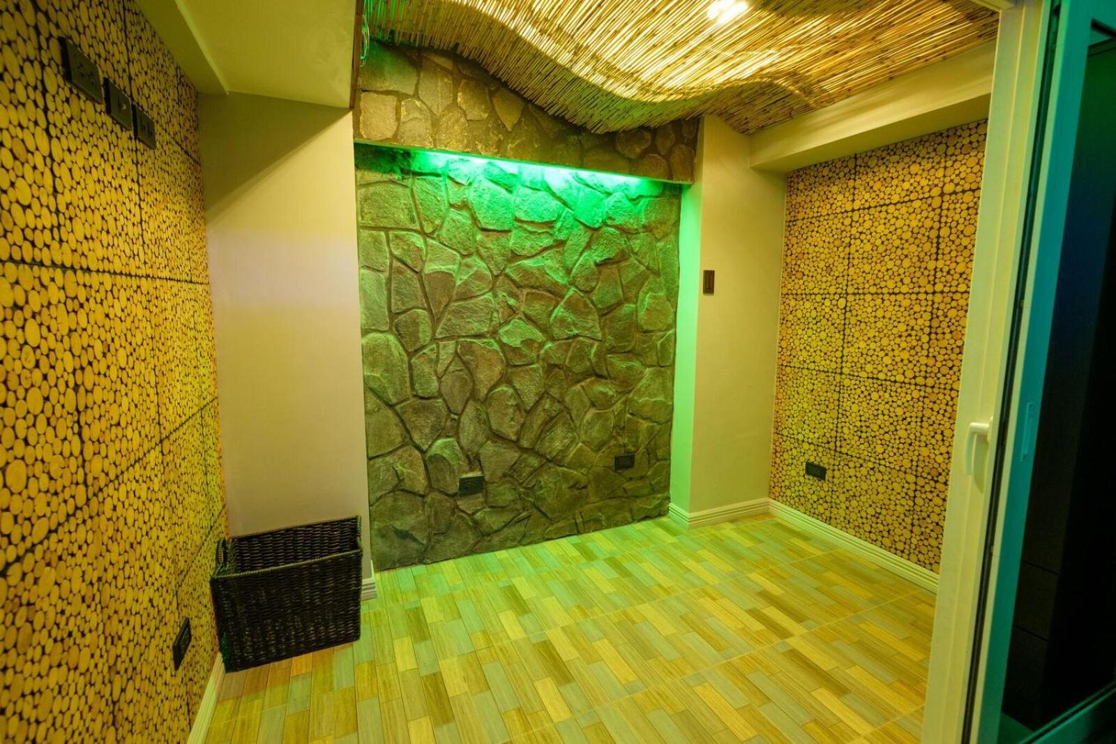 Luxury Suite with Jacuzzi - Photo 28