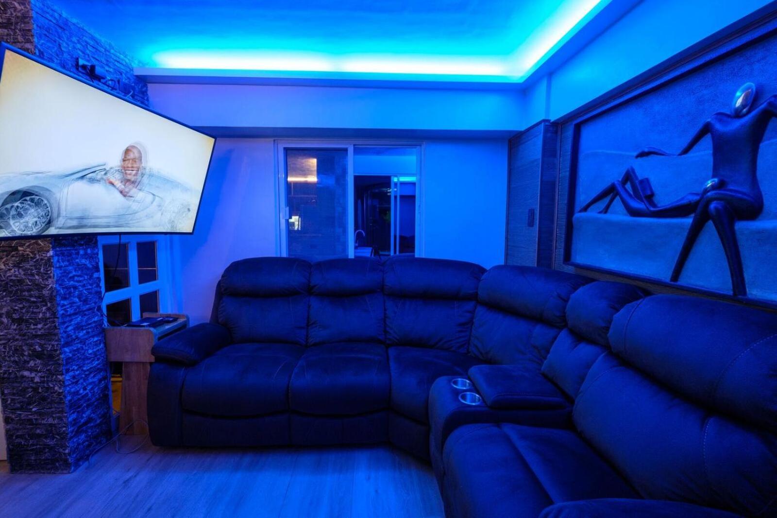 Luxury Suite with Jacuzzi - Photo 23