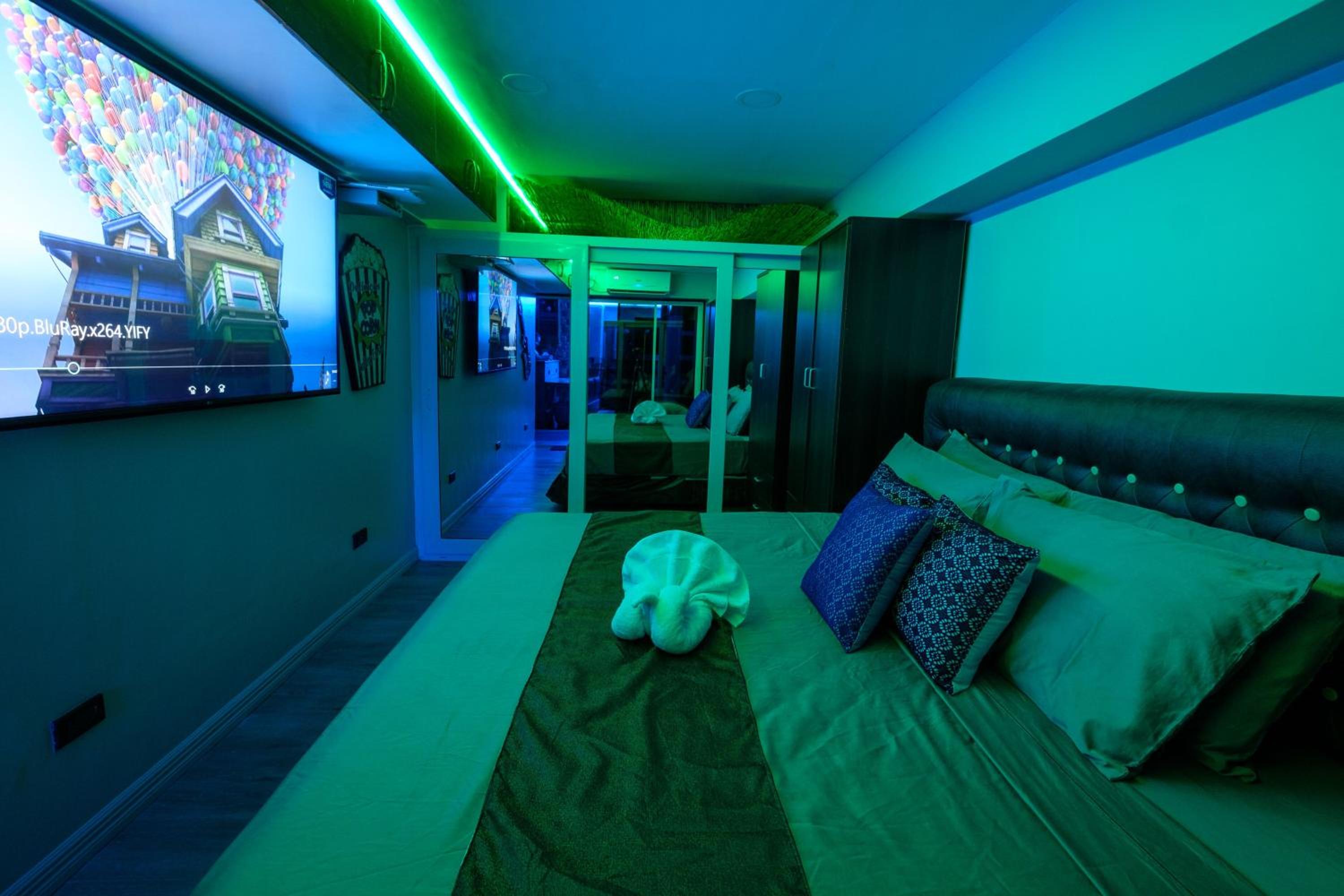 Luxury Suite with Jacuzzi - Photo 19