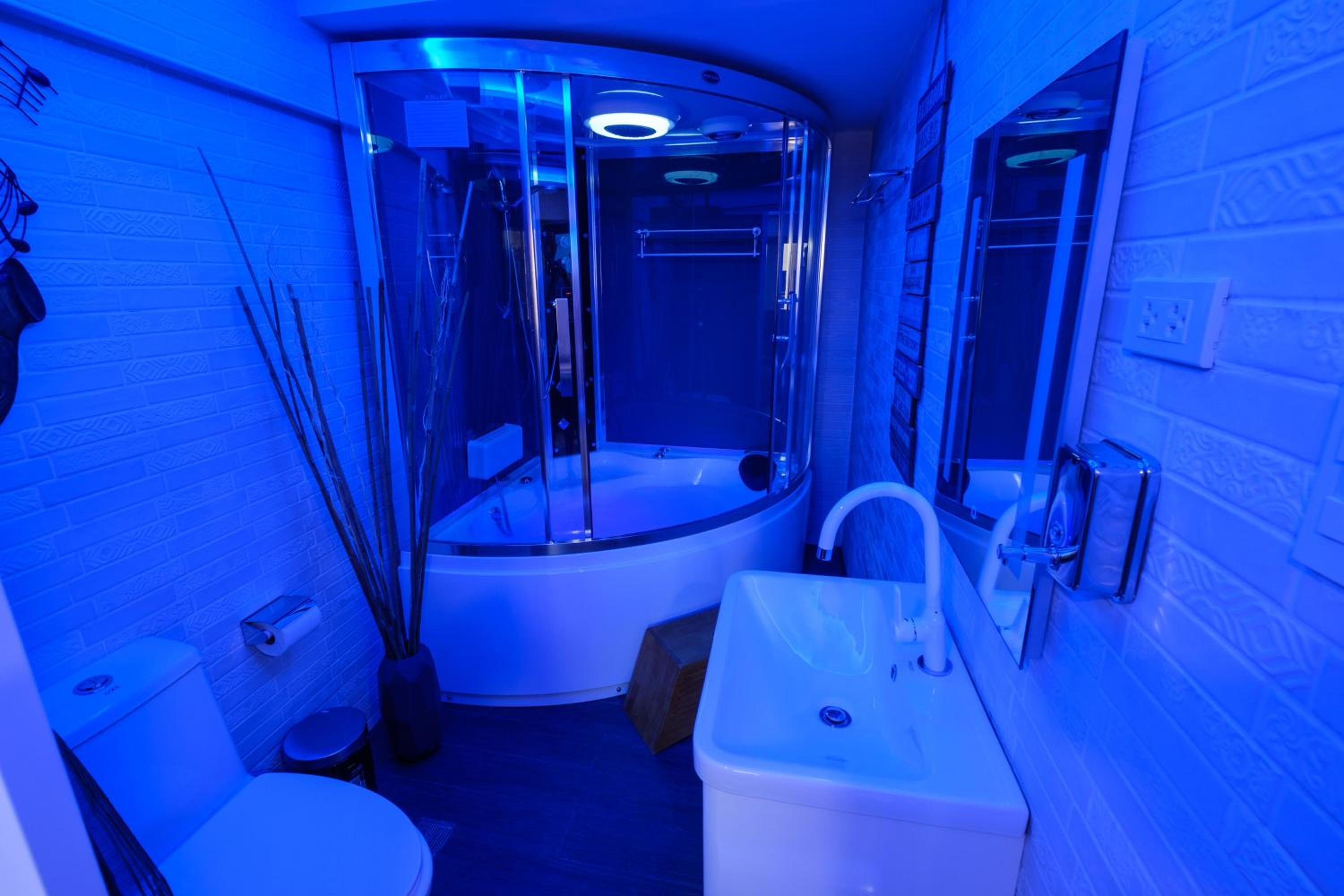 Luxury Suite with Jacuzzi - Photo 7