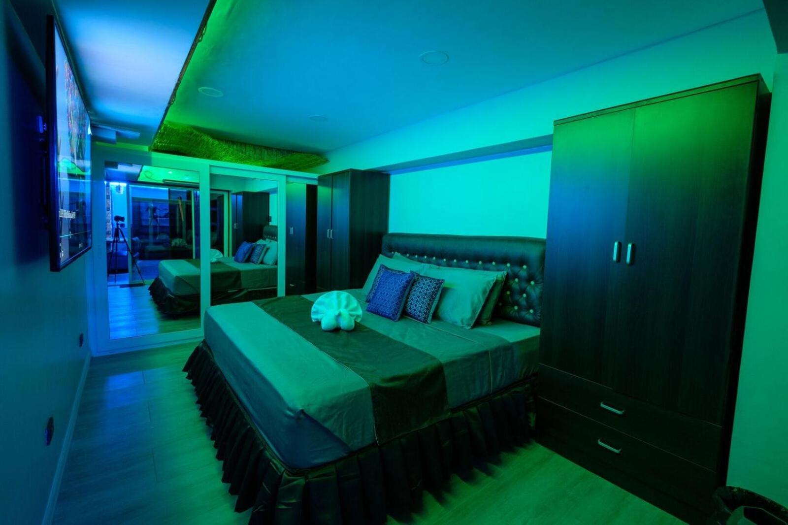Luxury Suite with Jacuzzi - Photo 11